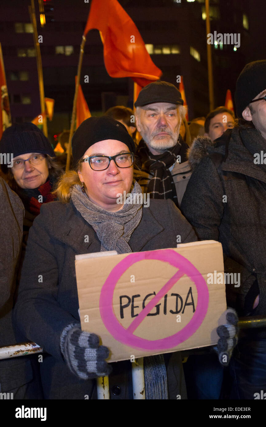 Mindestens 5.000 Menschen protestierten am 01.05.2015 gegen die Anti-Islamischen "KÖGIDA"-Demonstration in Köln. KÖGIDA ist die Kölner Stockfoto