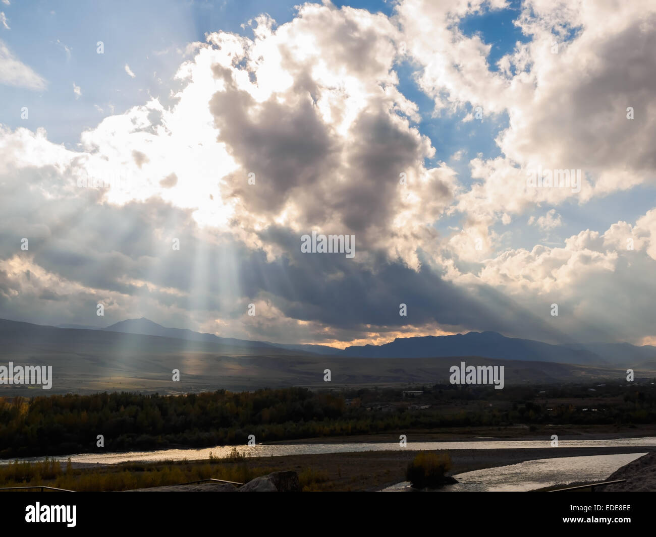 Strahlen der Sonne vom bewölkten Himmel am Fluss Mtkwari in Georgien Stockfoto