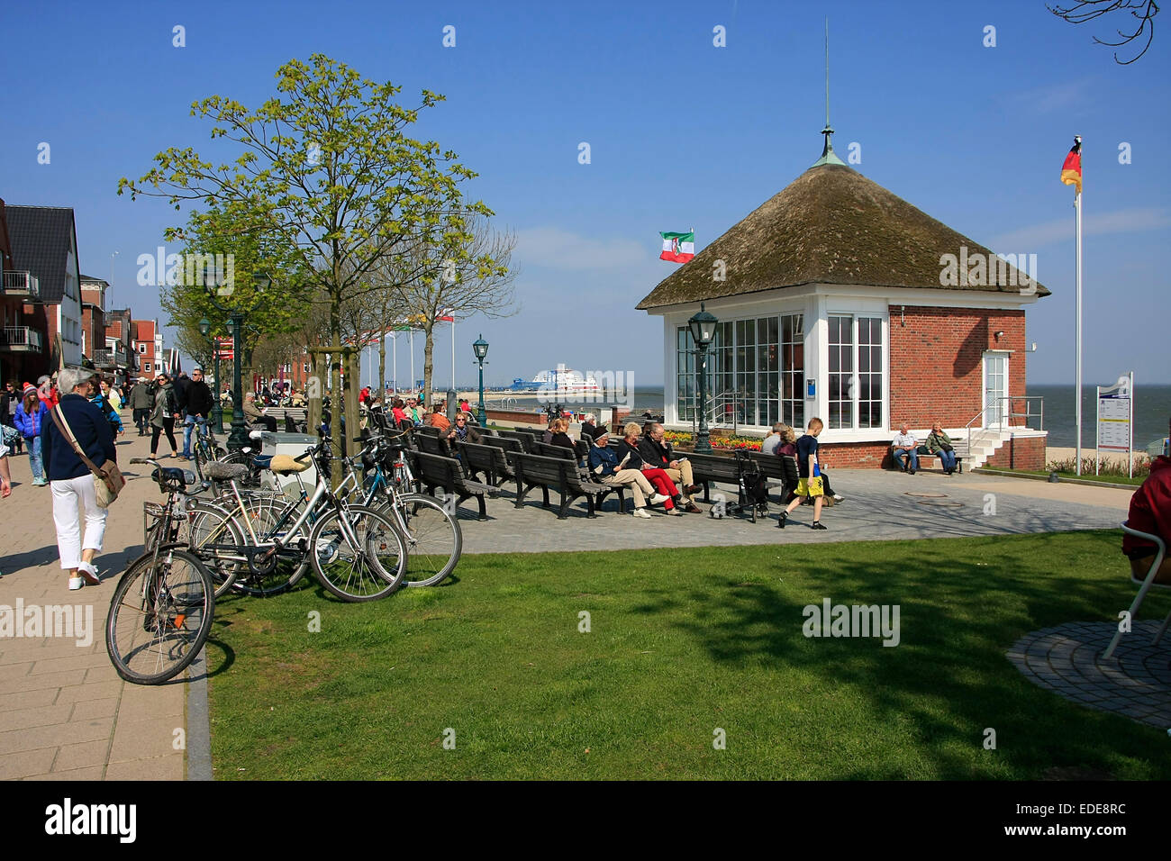 Die Promenade in Wyk läuft am Strand entlang. Wyk auf Föhr ist eine Stadt im Bezirk von Nord Friesland in Schleswig-Holstein, Deutschland-Foto: Klaus Nowottnick Datum: 20. April 2014 Stockfoto