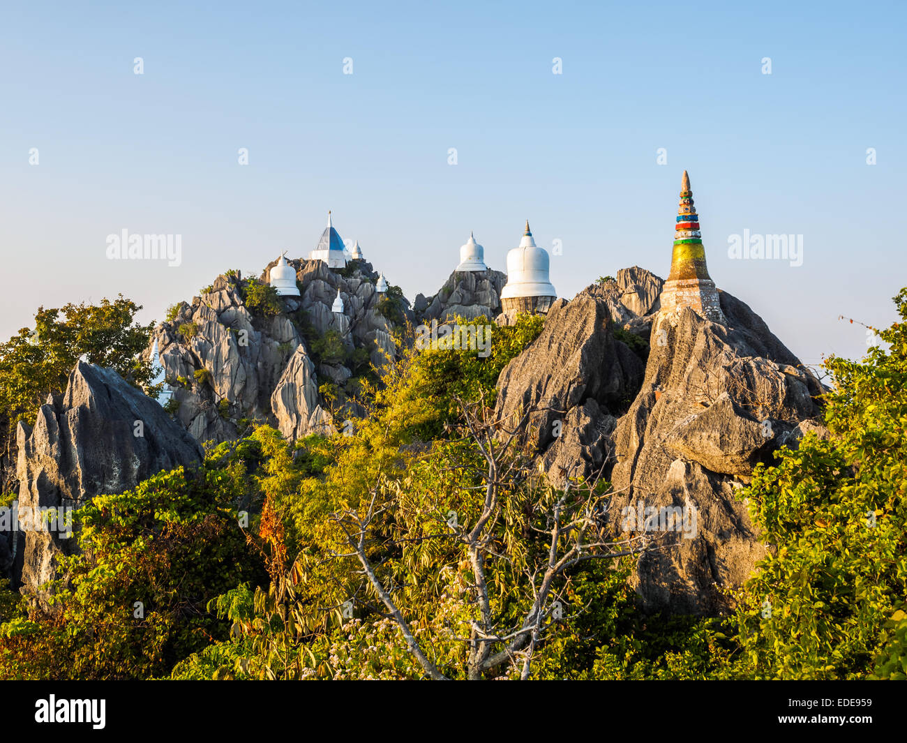 Pagode auf dem Berg in der Provinz Lampang, Thailand Stockfoto