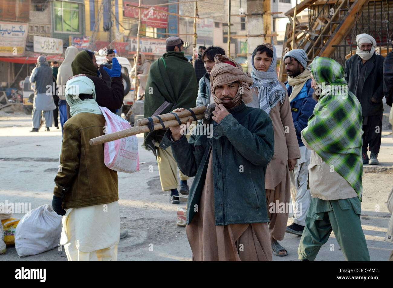 Quetta. 6. Januar 2015. Arbeiter warten Kunden im Südwesten Pakistans Quetta am 6. Januar 2015. © Irfan/Xinhua/Alamy Live-Nachrichten Stockfoto