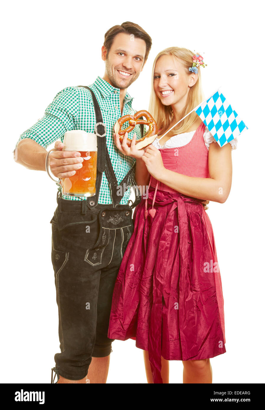 Glücklicher Mann und lächelnde Frau mit Bier und Brezel auf dem Oktoberfest in Bayern Stockfoto