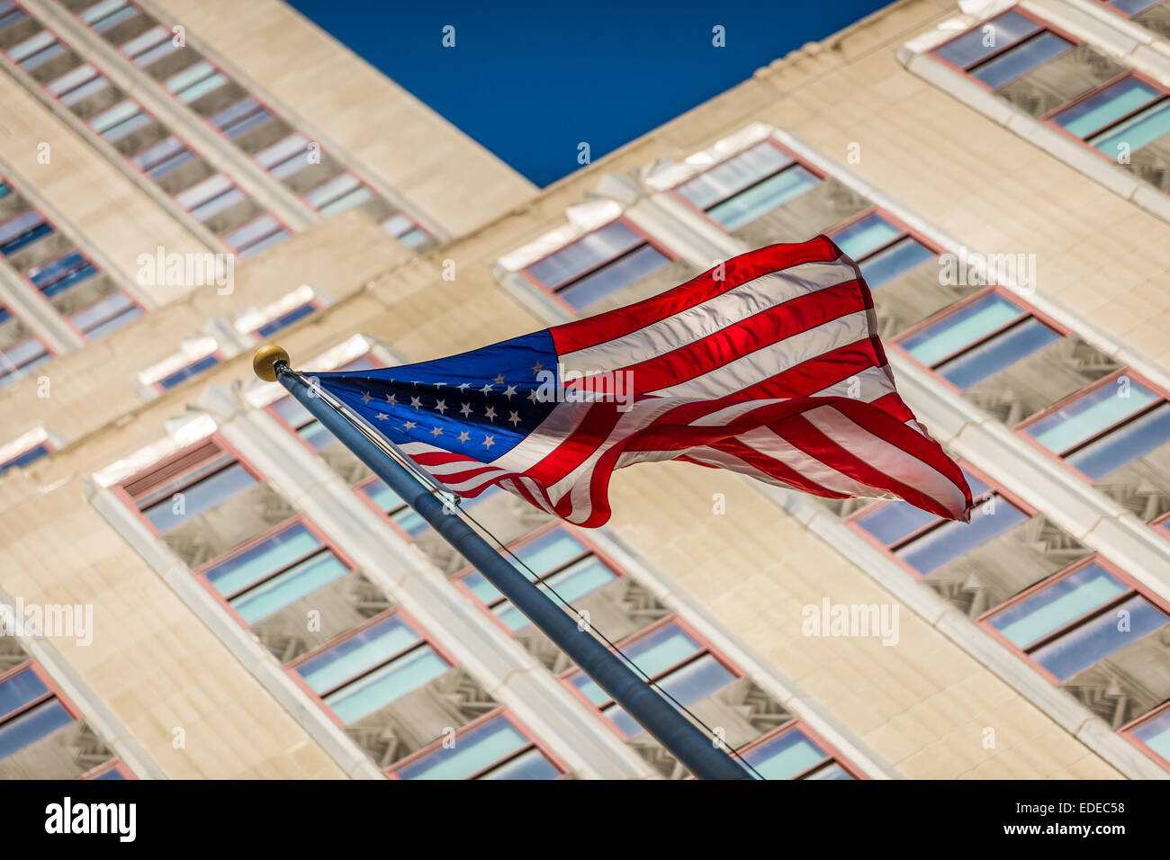 Die Stars & Stripes überfliegen die Hochhäuser von Manhattan in New York City - USA. Stockfoto