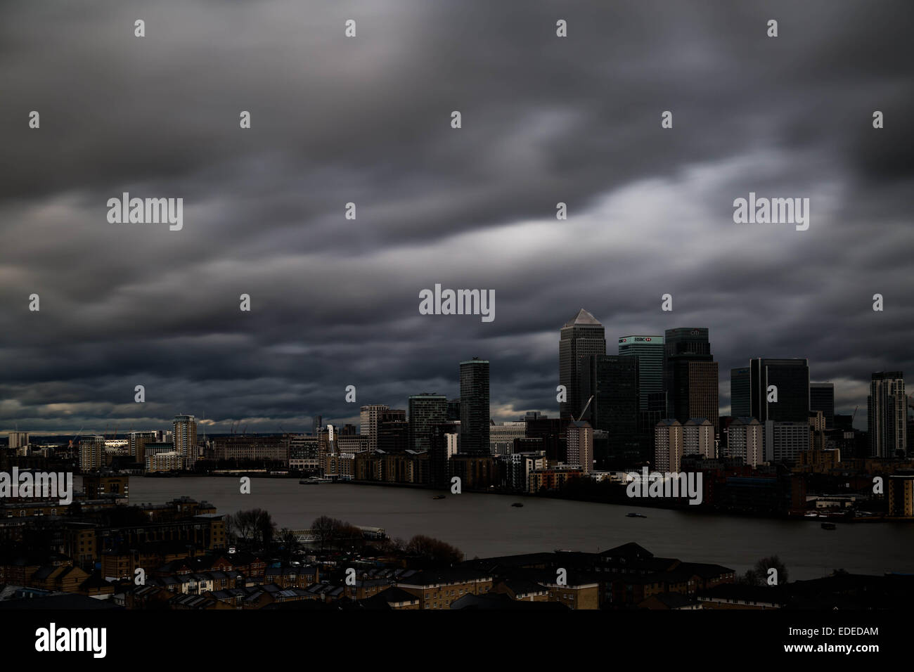 London, UK. 6. Januar 2015.  UK-Wetter. Schnell bewegenden Gewitterwolken über Canary Wharf Gebäude Credit: Guy Corbishley/Alamy Live News Stockfoto