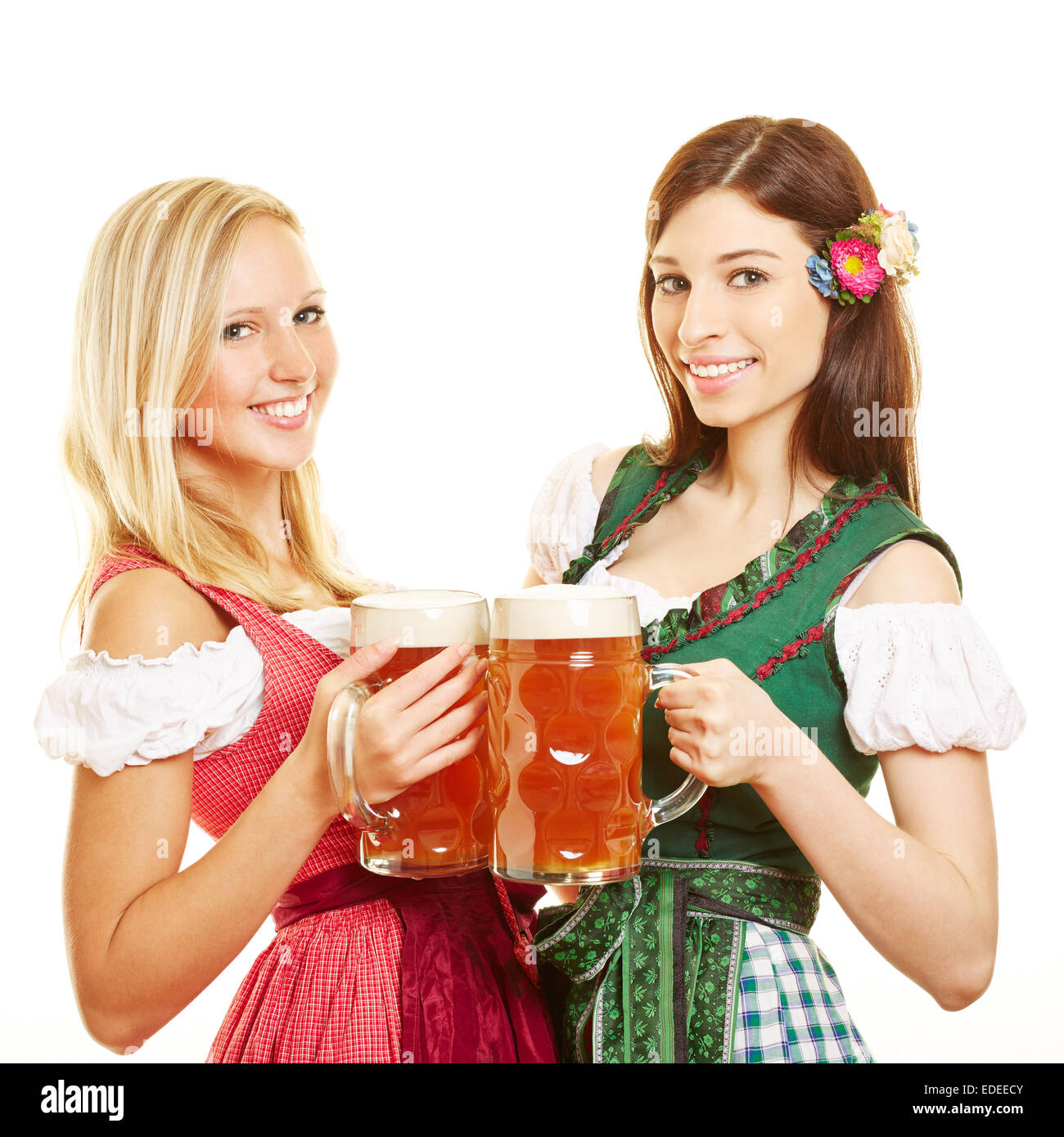 Zwei glückliche Frauen im Dirndl Kleid mit Bier in Bayern Stockfoto