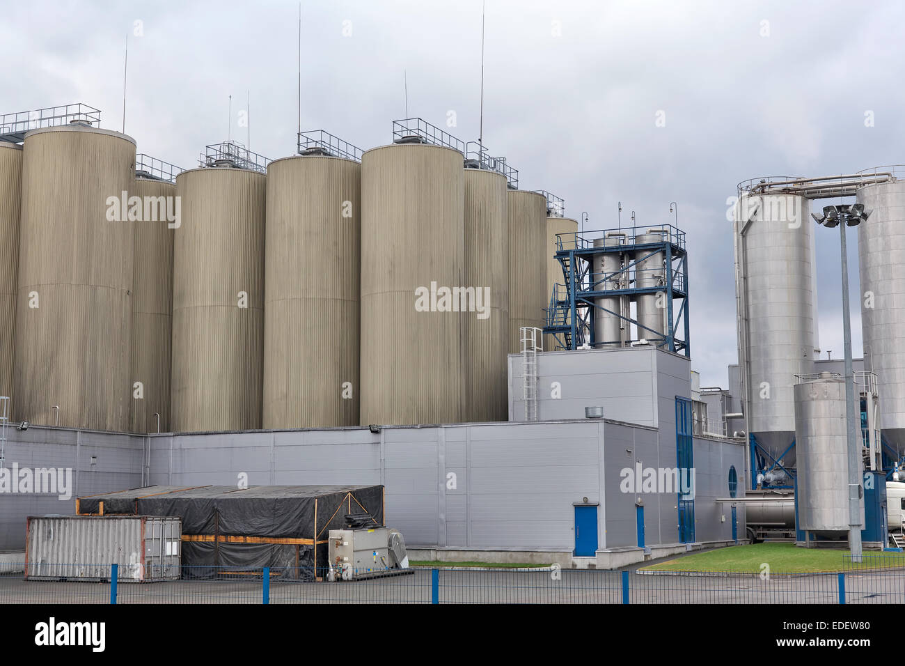 Moderne Brauerei Hof gegen bewölktem Himmel Stockfoto