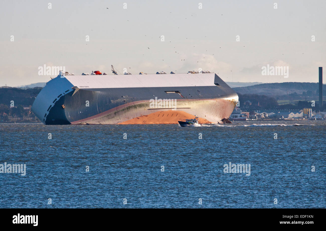 Solent, Hampshire, UK. 6. Januar 2015. Polizei-Boot Monitore Hoegh Osaka Auto Transporter Schiff auf Grund laufen auf der Brambles Sandbank im Solent, Hampshire, England - warten auf Bergung plant - 06 Jan 15 Credit: Krys Bailey/Alamy Live News Stockfoto