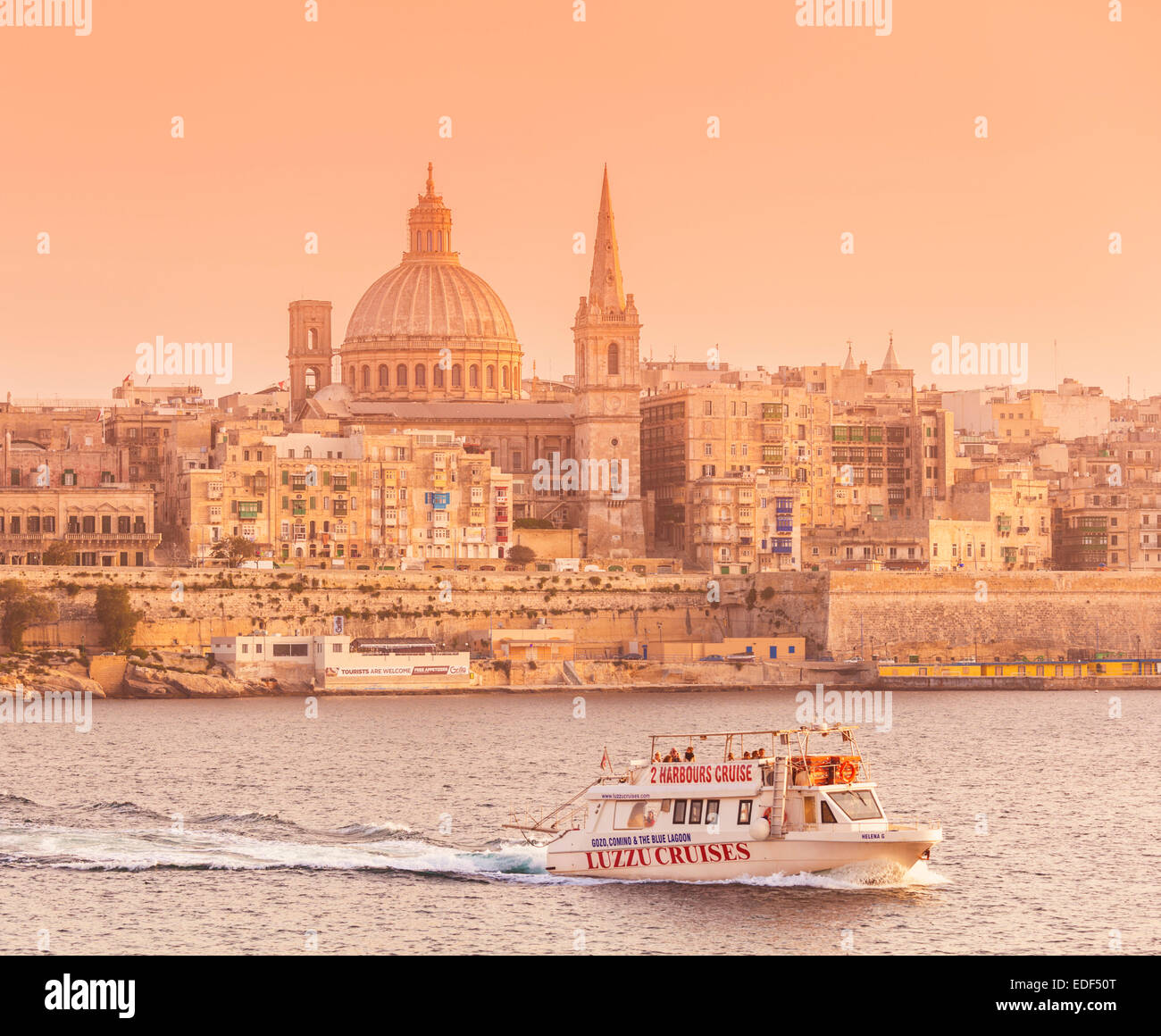 Skyline von Valletta und Touristenboot bei Sonnenuntergang Valletta Malta EU Europe Stockfoto