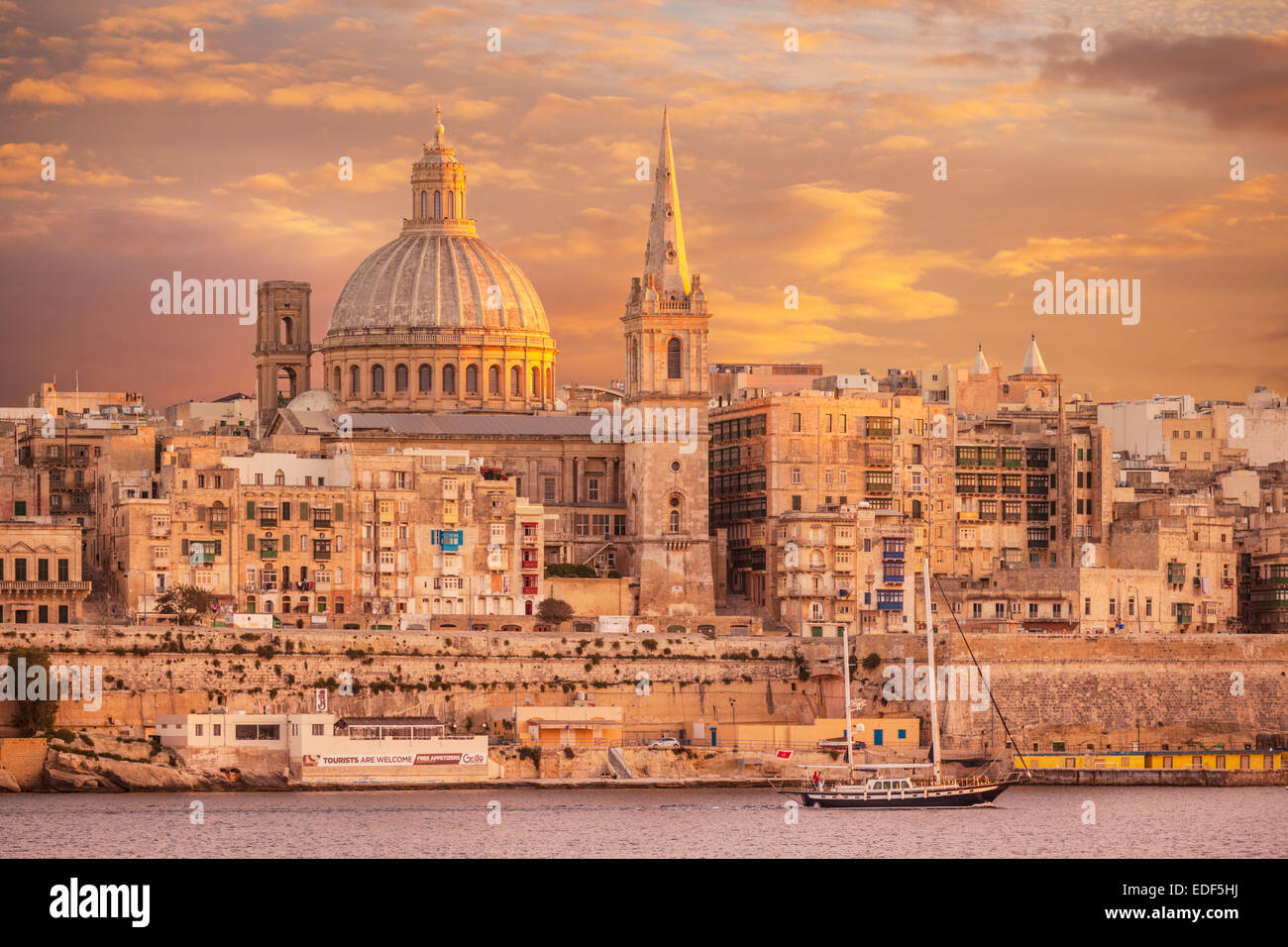 Valletta Skyline bei Sonnenuntergang mit der Kuppel der Karmeliterkirche und St Pauls Anglikanische Kathedrale Valletta Malta EU Europa Stockfoto