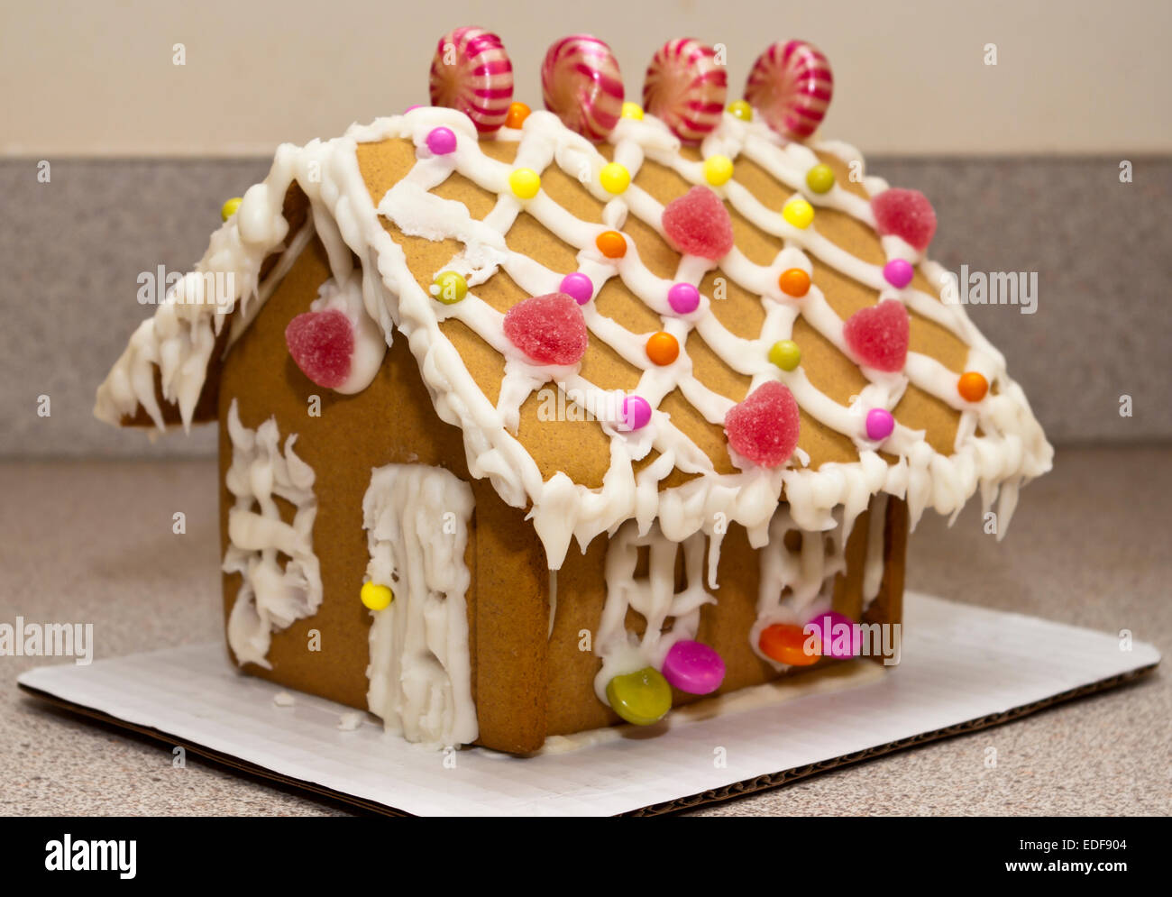 Haus backen Lebkuchenhaus dekoriert mit weißem Zuckerguss und ...