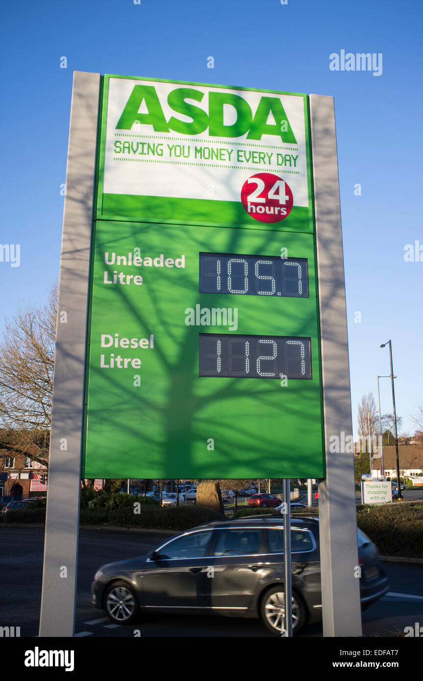 Asda Supermarket führt Krieg gegen billigere Kraftstoffpreise, Walsall Stockfoto