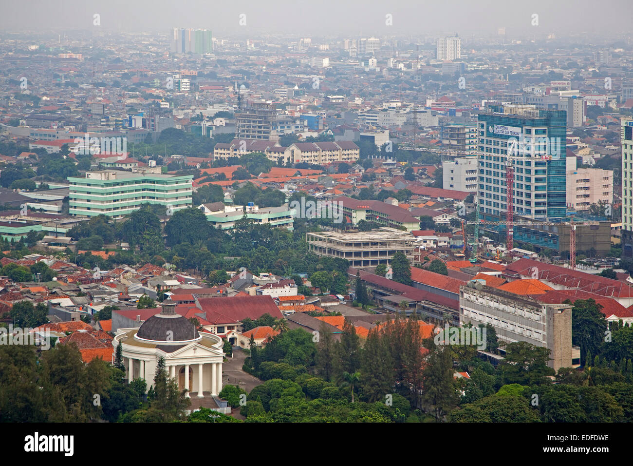 Smog schwebt über der Hauptstadt Jakarta, Java, Indonesien Stockfoto