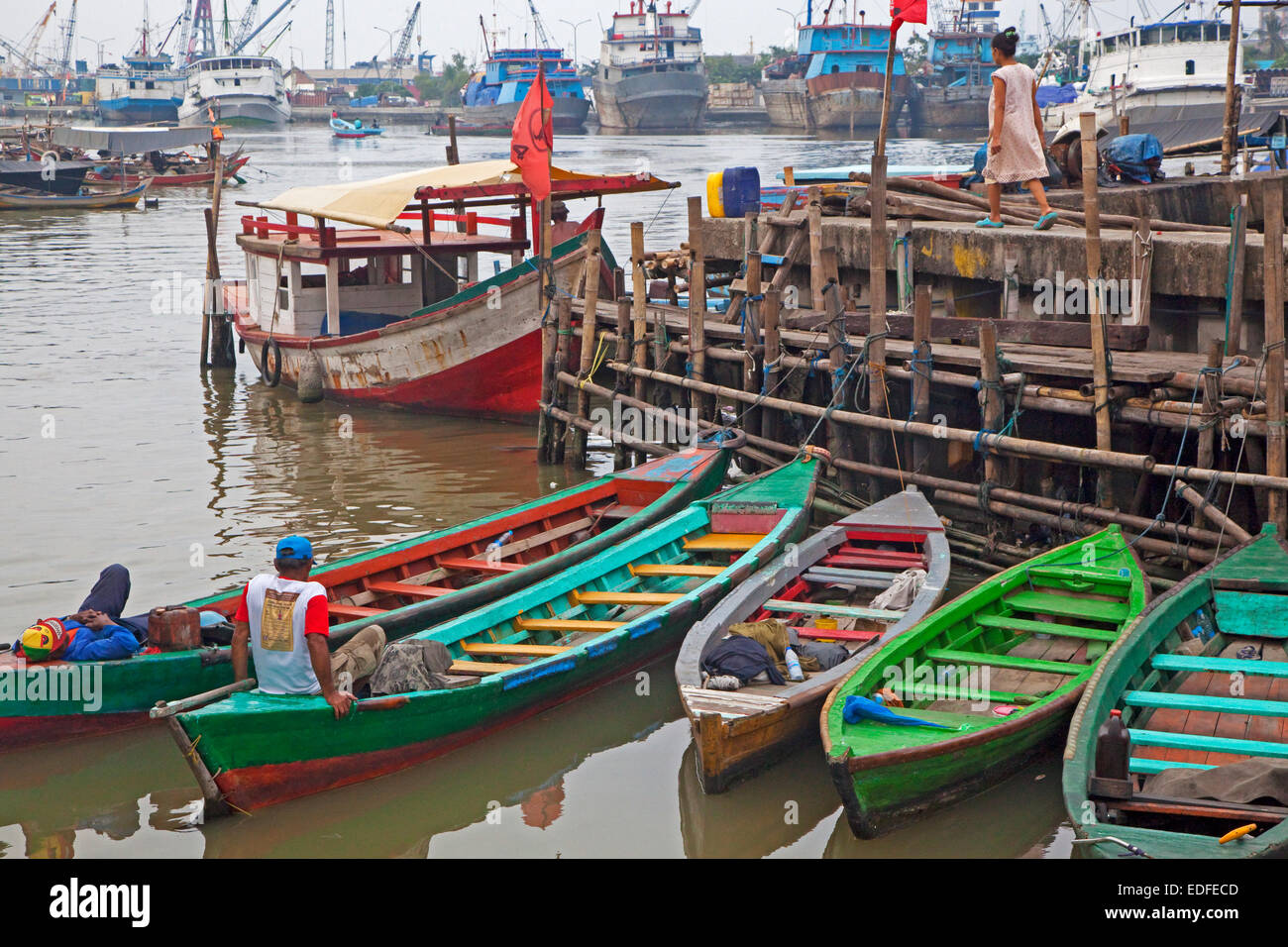 Kleine bunte hölzerne Fischerboote im alten Hafen Batavia in Jakarta, Java, Indonesien Stockfoto