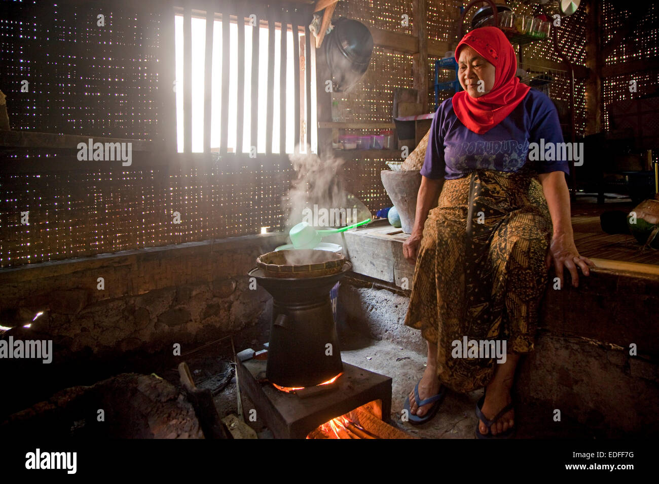 Indonesische ältere Frau Kochen Reis in traditionellen Bambushaus, Cianjur Regency, West-Java, Indonesien Stockfoto