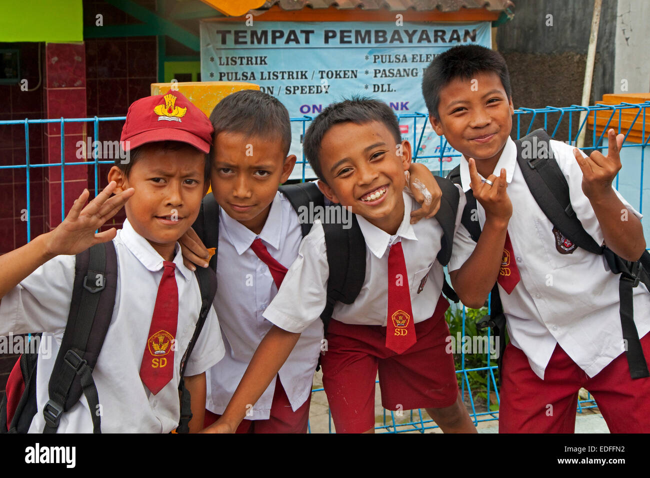 Lustige indonesischen Schulkinder tragen rote und weiße uniform, Kota Bandung, West-Java, Indonesien Stockfoto