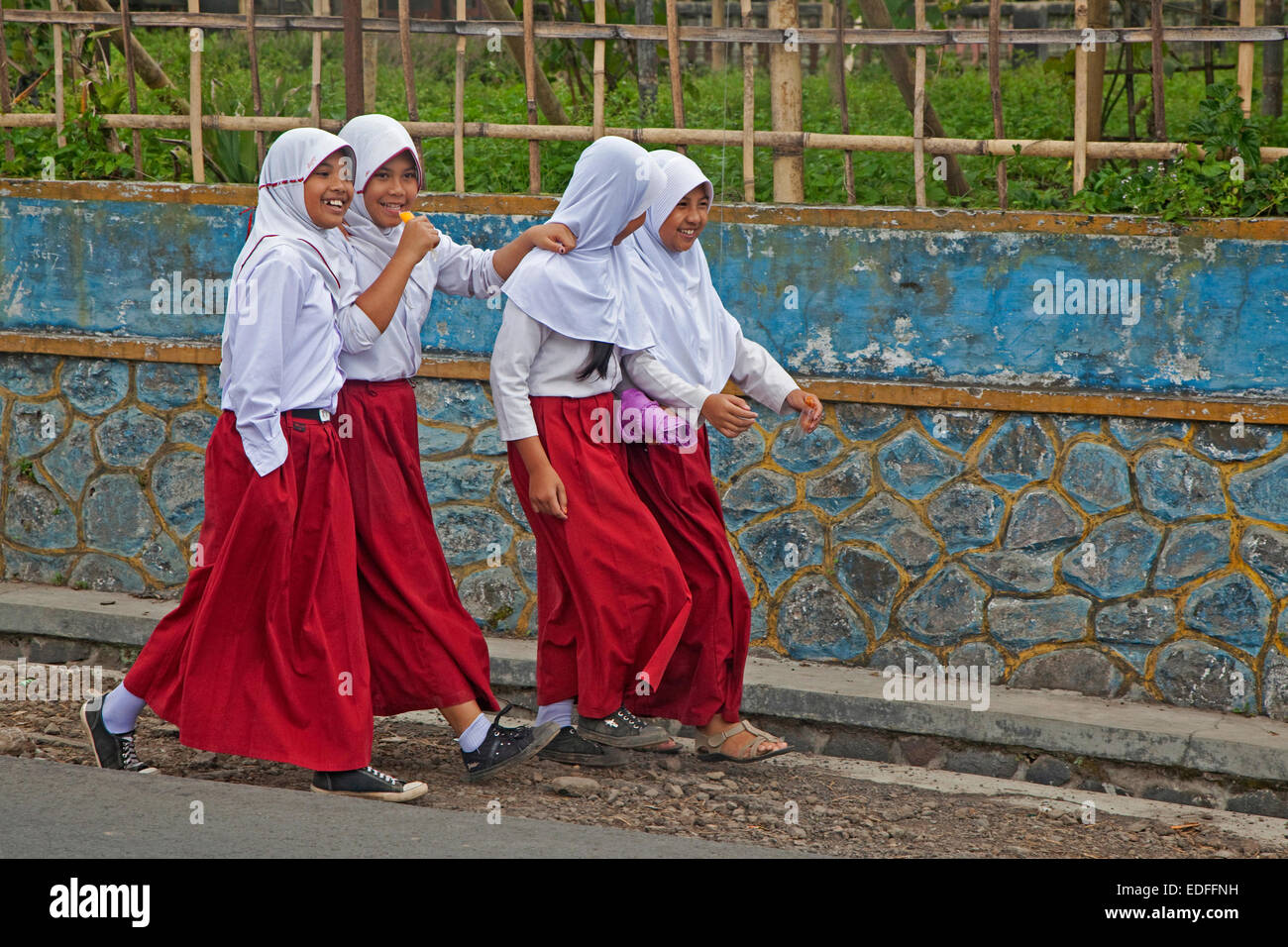 Glücklich indonesischen Schulkinder Uniformen rotweiße Hijab, Kota Bandung, West-Java, Indonesien Stockfoto