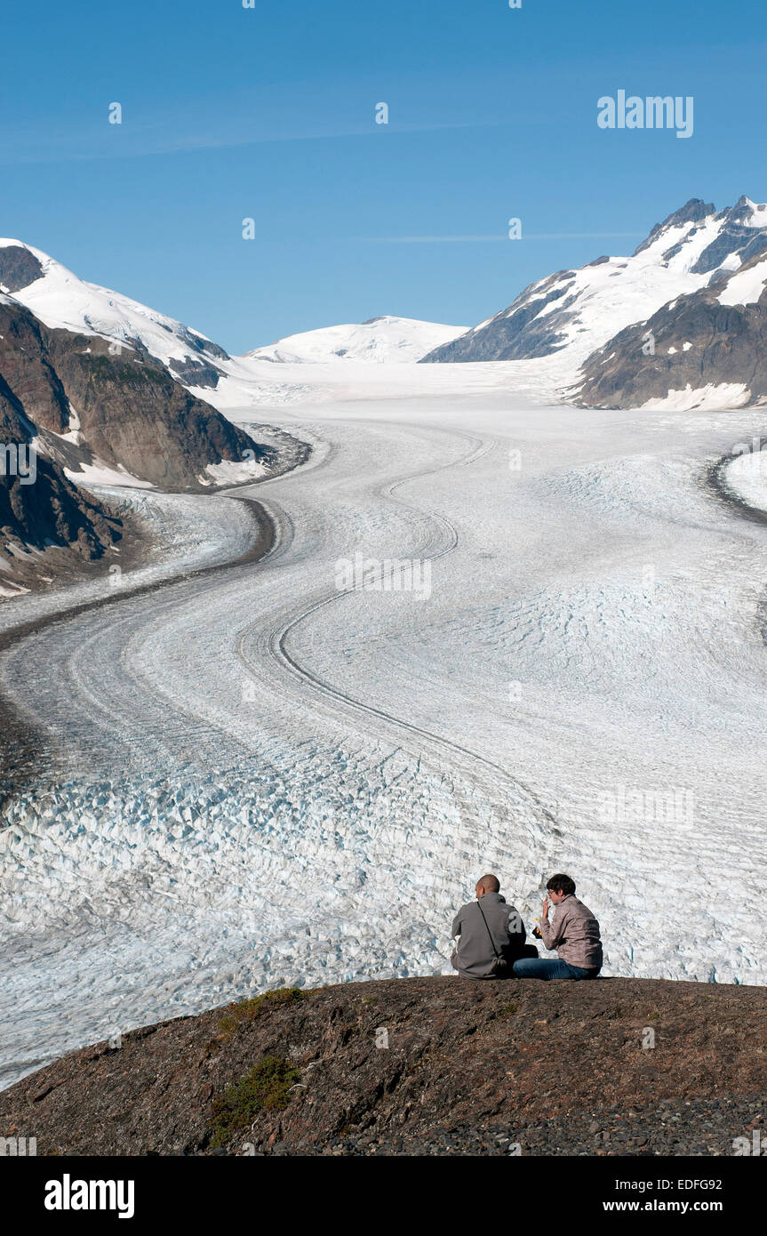 Paar, sitzen und genießen Salmon Glacier in Hyder Alaska Stockfoto