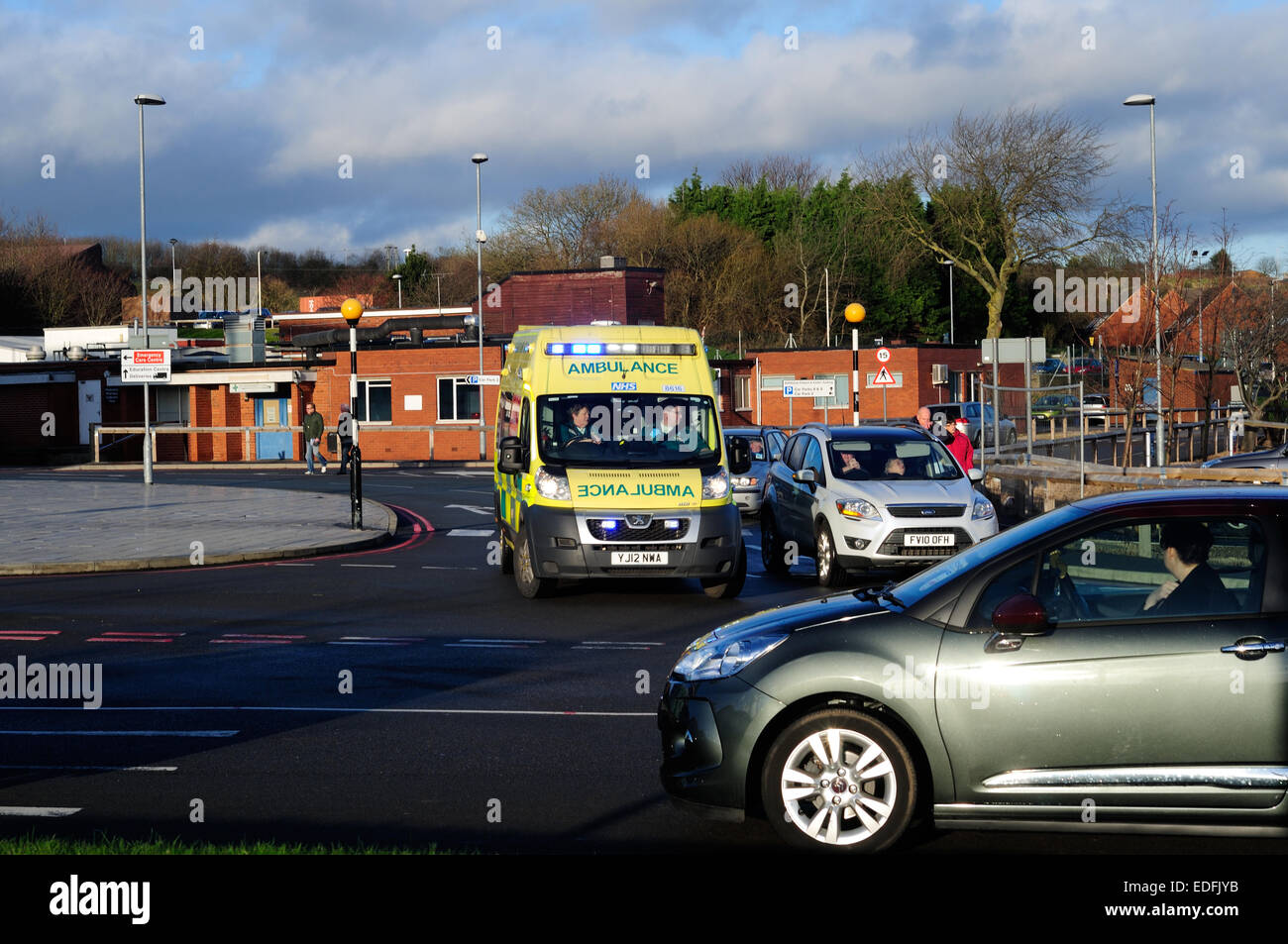 Des Königs Mühle Hospital, Nottinghamshire, UK. 6. Januar 2015. Krankenhaus-Chefs versicherte Patienten, dass des Königs Mühle Krankenhaus nicht diese Woche in der Krise war als es aufgedeckt wurde, vier Stunden A&E Wartezeiten Ziele verfehlt haben. Das letzte Quartal für Sherwood Forest Krankenhäuser zeigt 83.37 Prozent der Patienten innerhalb von vier Stunden, gegen ein Ziel von 95 Prozent gesehen wurden. Weihnachten und Neujahr sah eine massive Zunahme der A&E Patienten mit einigen Krankenhäusern in England zu Sofortmaßnahmen zu ergreifen. Bildnachweis: IFIMAGE/Alamy Live-Nachrichten Stockfoto Des Königs Mühle Hospital, Nottinghamshire, UK. 6. Januar 2015. Krankenhaus-Chefs versicherte Patienten, dass des Königs Mühle Krankenhaus nicht diese Woche in der Krise war als es aufgedeckt wurde, vier Stunden A&E Wartezeiten Ziele verfehlt haben. Das letzte Quartal für Sherwood Forest Krankenhäuser zeigt 83.37 Prozent der Patienten innerhalb von vier Stunden, gegen ein Ziel von 95 Prozent gesehen wurden. Weihnachten und Neujahr sah eine massive Zunahme der A&E Patienten mit einigen Krankenhäusern in England zu Sofortmaßnahmen zu ergreifen. Bildnachweis: IFIMAGE/Alamy Live-Nachrichten Stockfoto