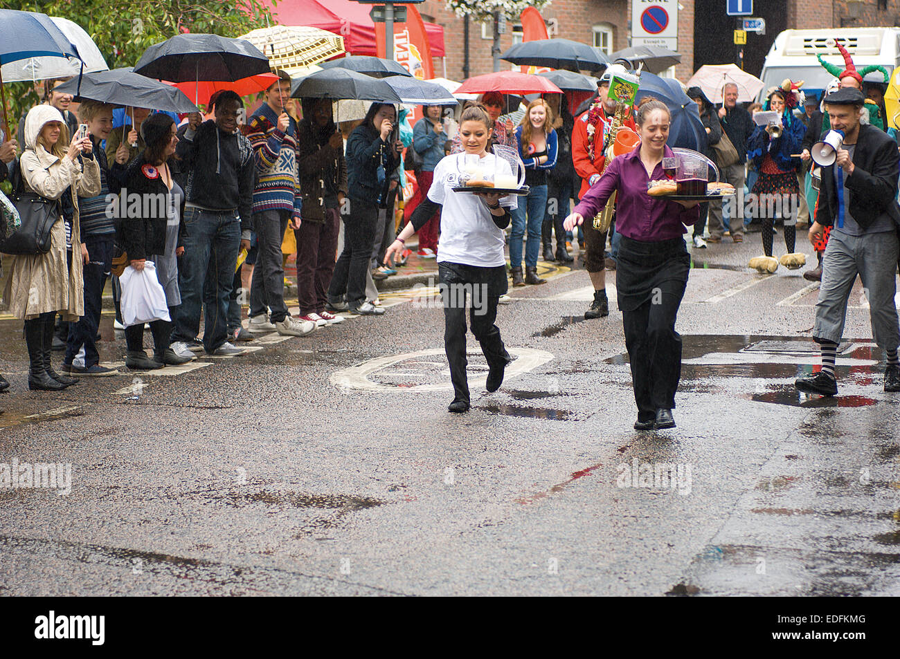Ein paar Kellnerinnen Rennen gegeneinander auf die jährliche Kellner Rennen am Bastille-Tag in der Nähe von Borough Market. Stockfoto