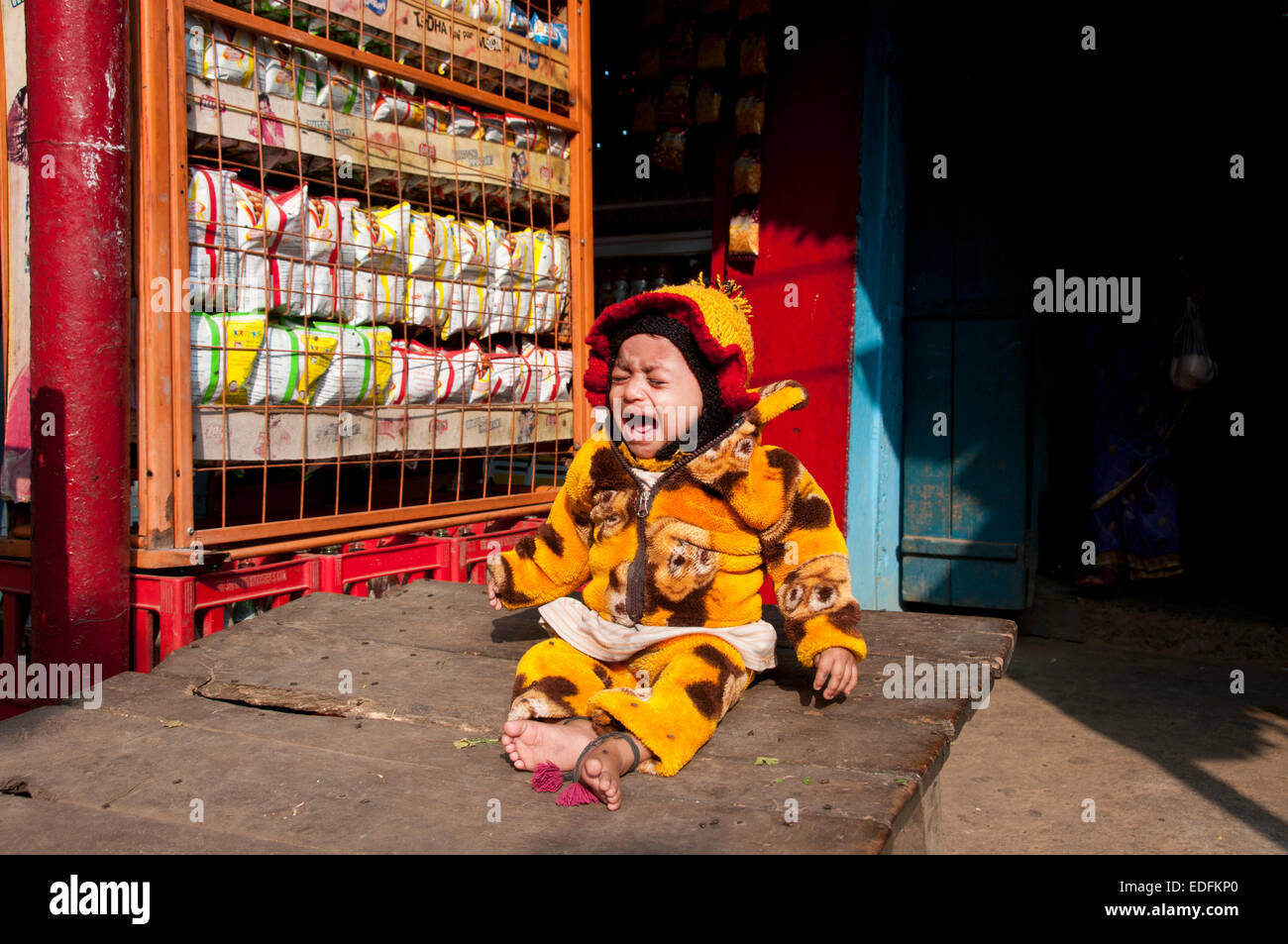 Indien-2014. Bihar. Schreiendes Baby. Stockfoto