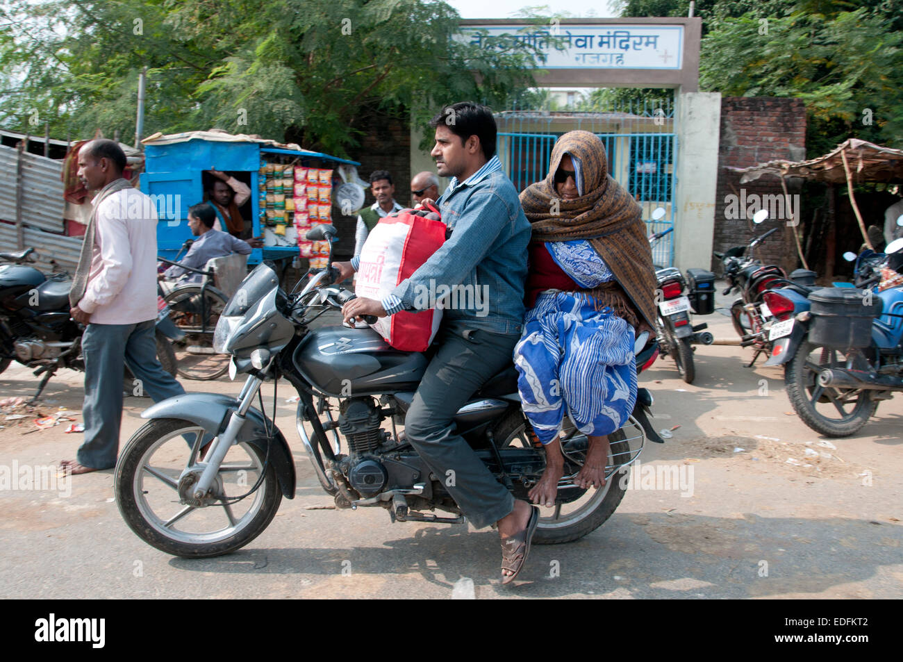 Indien 2014.Bihar. Motorrad-Taxi sammeln eine Frau aus der Augenklinik Stockfoto