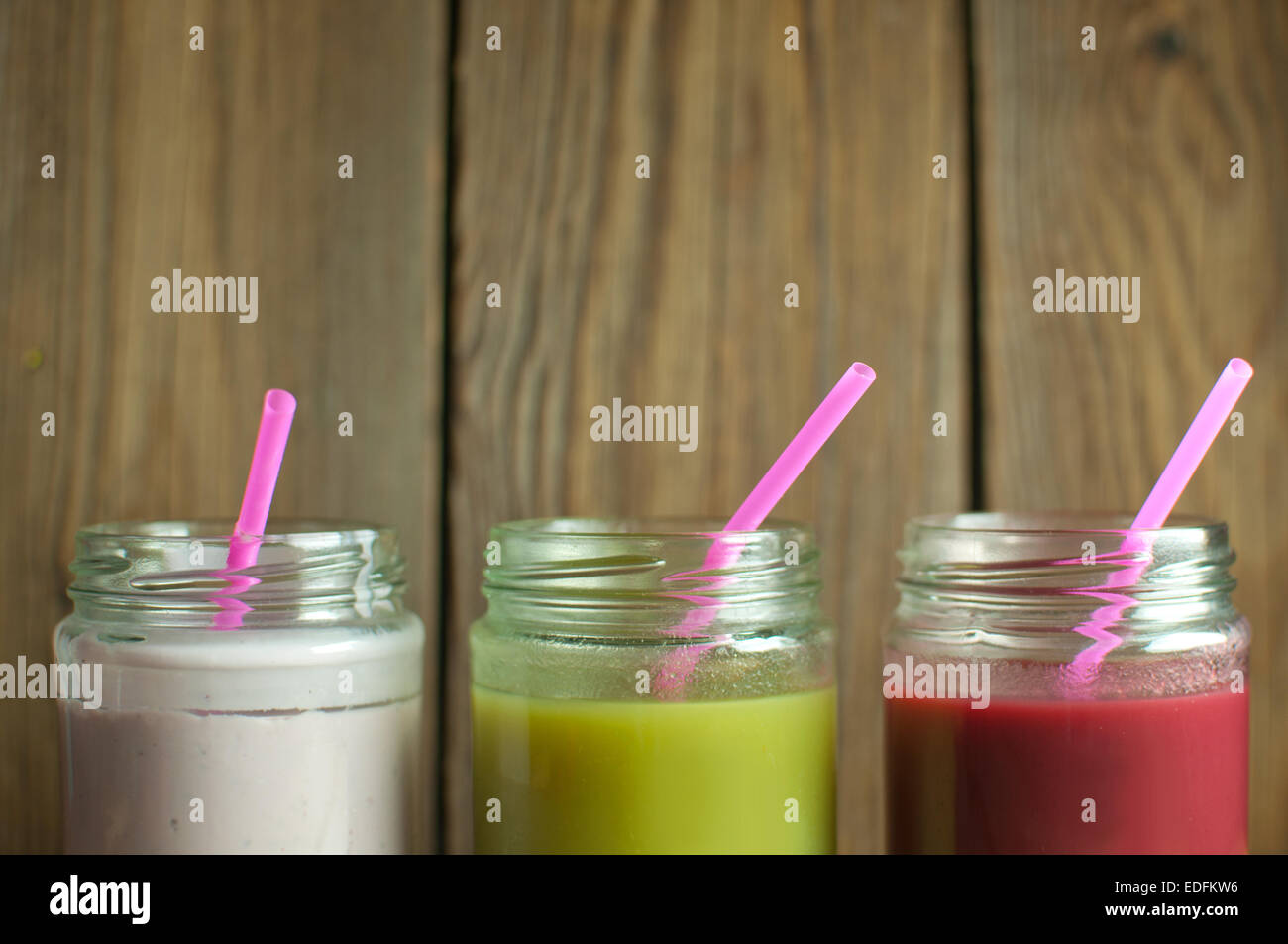 Drei aromatisierte Smoothies in Gläsern mit Raum Stockfoto