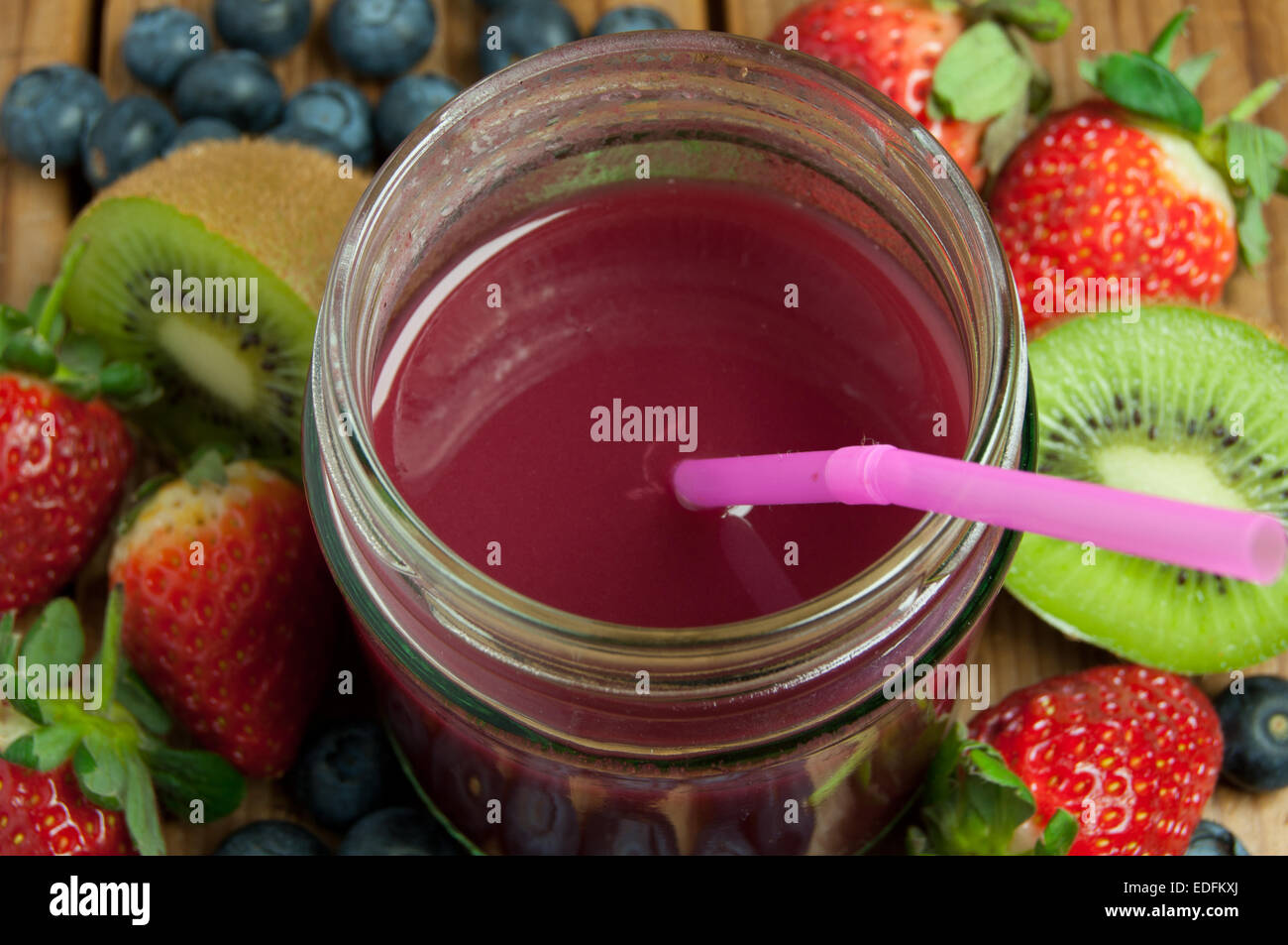 Nahaufnahme der Obst-Beeren-Smoothie zu trinken, in ein Gefäß mit Heidelbeeren und Erdbeeren Stockfoto