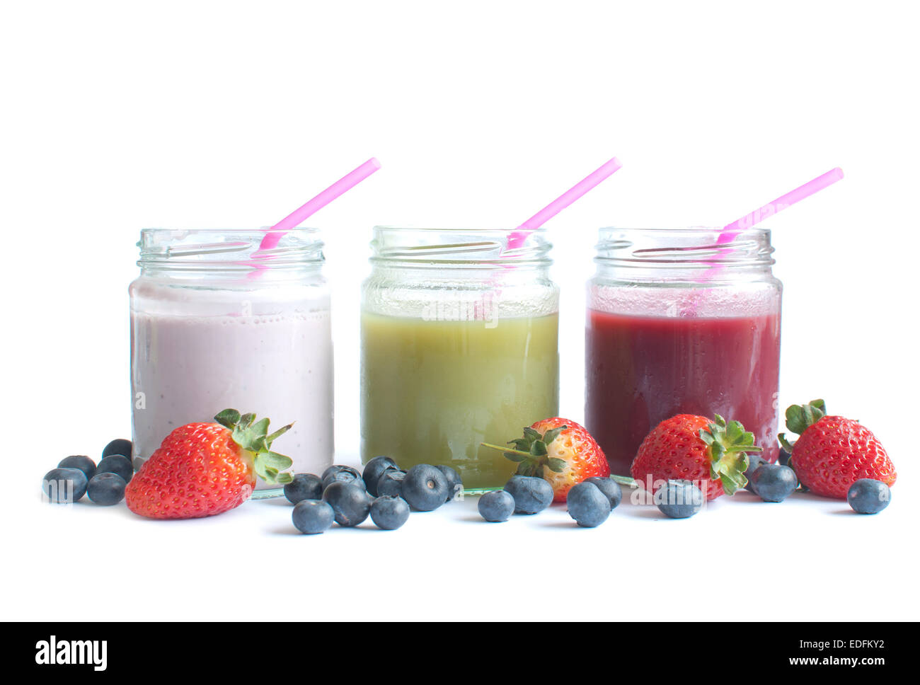 Verschiedene aromatisierte Frucht-Smoothies in Gläsern auf einem weißen Hintergrund Stockfoto