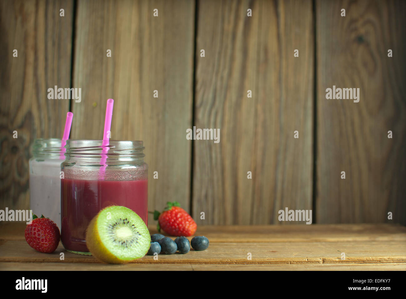 Frucht-Smoothies auf einem Holztisch mit Platz für text Stockfoto