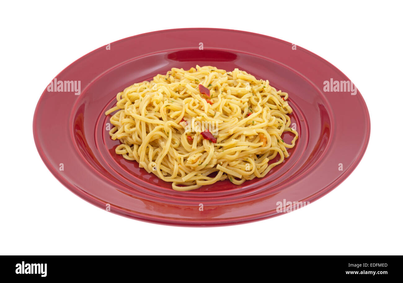 Eine Portion von Chow Mein Nudeln mit Garnelen auf einem leuchtend roten Teller würzen. Stockfoto