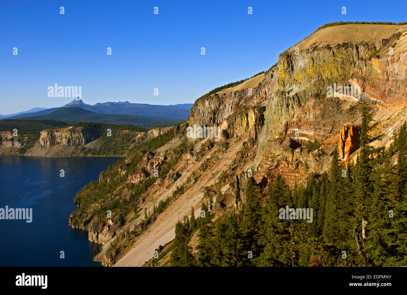 Pumice Castle im Crator Lake National Park, Oregon USA und Mount Thielsen Stockfoto