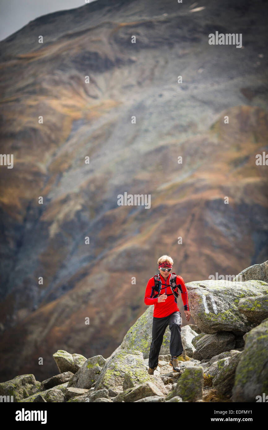 Ein Mann auf dem Gebiet der Furkapass, Schweiz Stockfoto