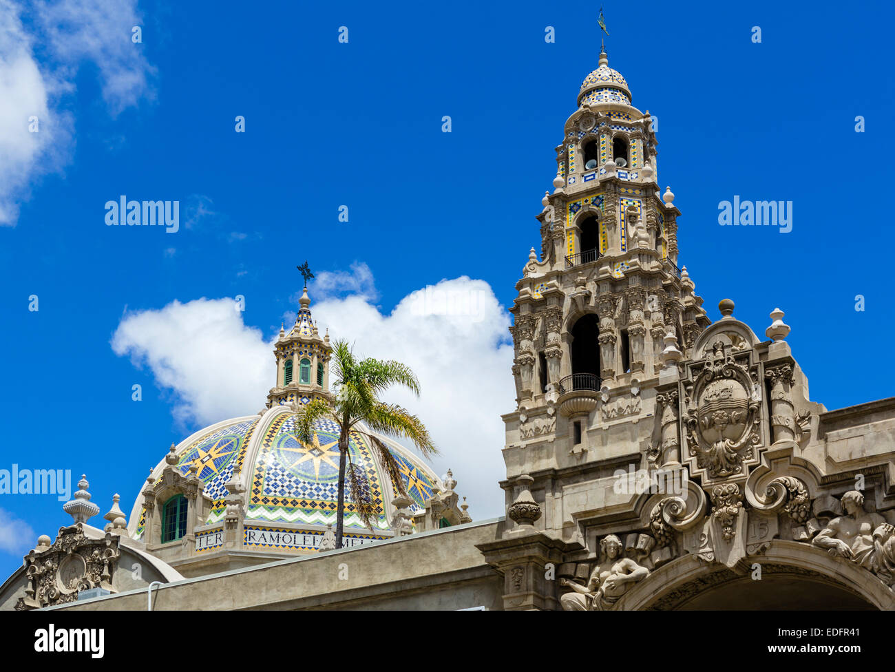 Kuppel der St. Francis Chapel und Bell Tower über das Museum des Mannes, El Prado, Balboa Park, San Diego, Kalifornien, USA Stockfoto