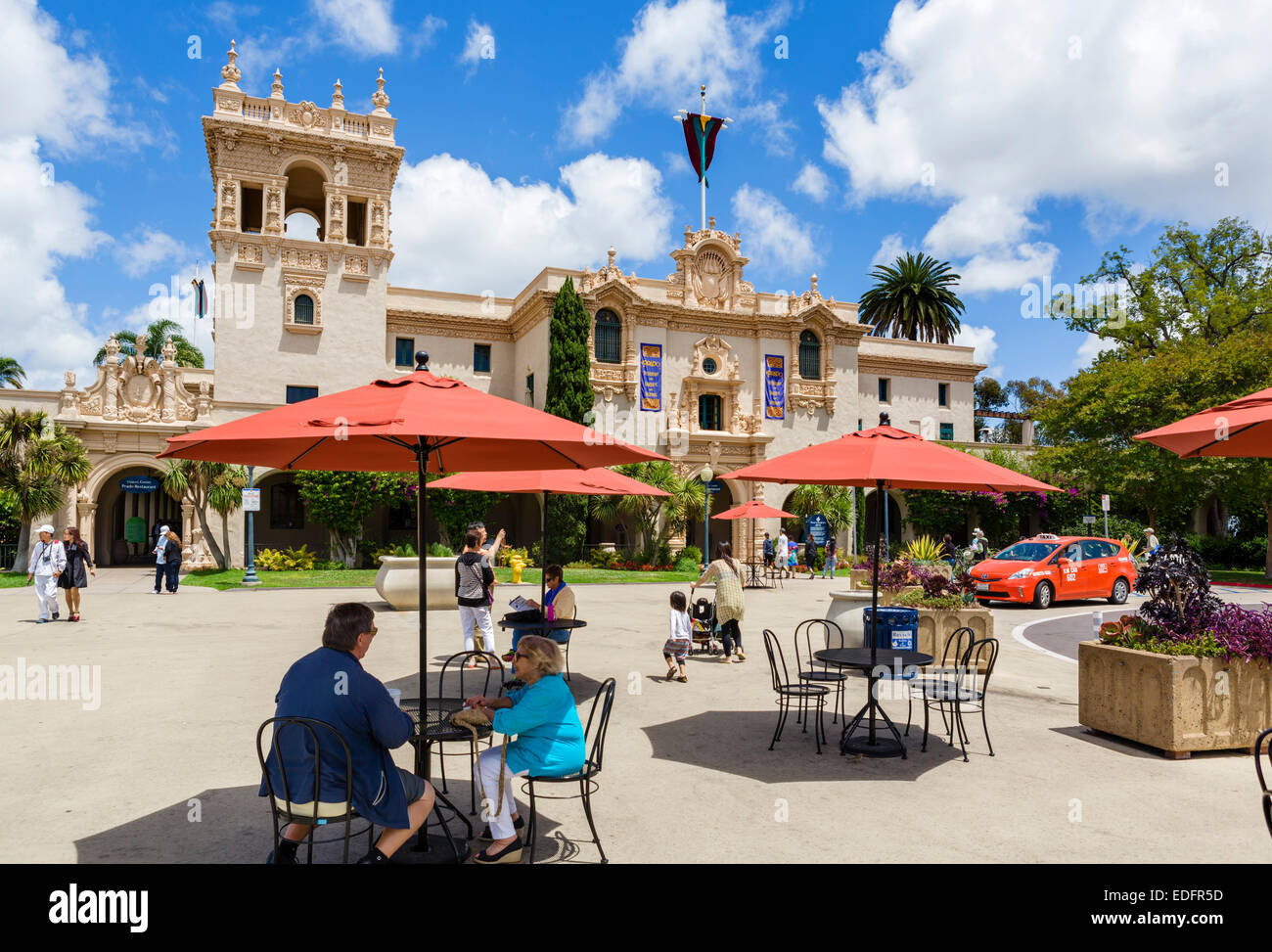 Besucher sitzen vor Thel Prado Restaurant, Balboa Park, San Diego, Kalifornien, USA Stockfoto