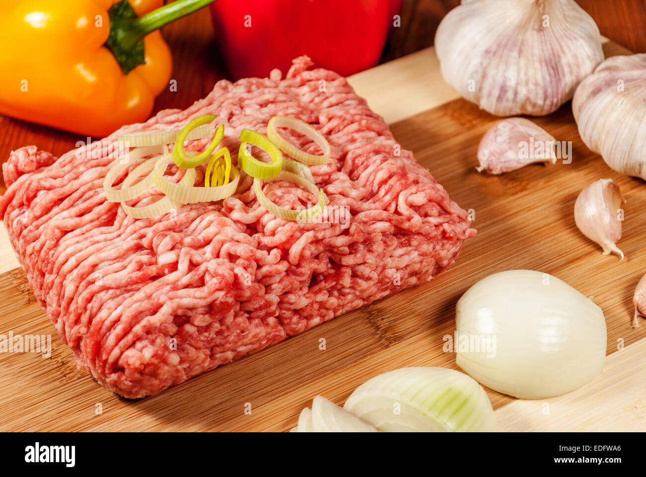 Mincet Fleisch mit Gemüse auf Holzplatte Stockfoto