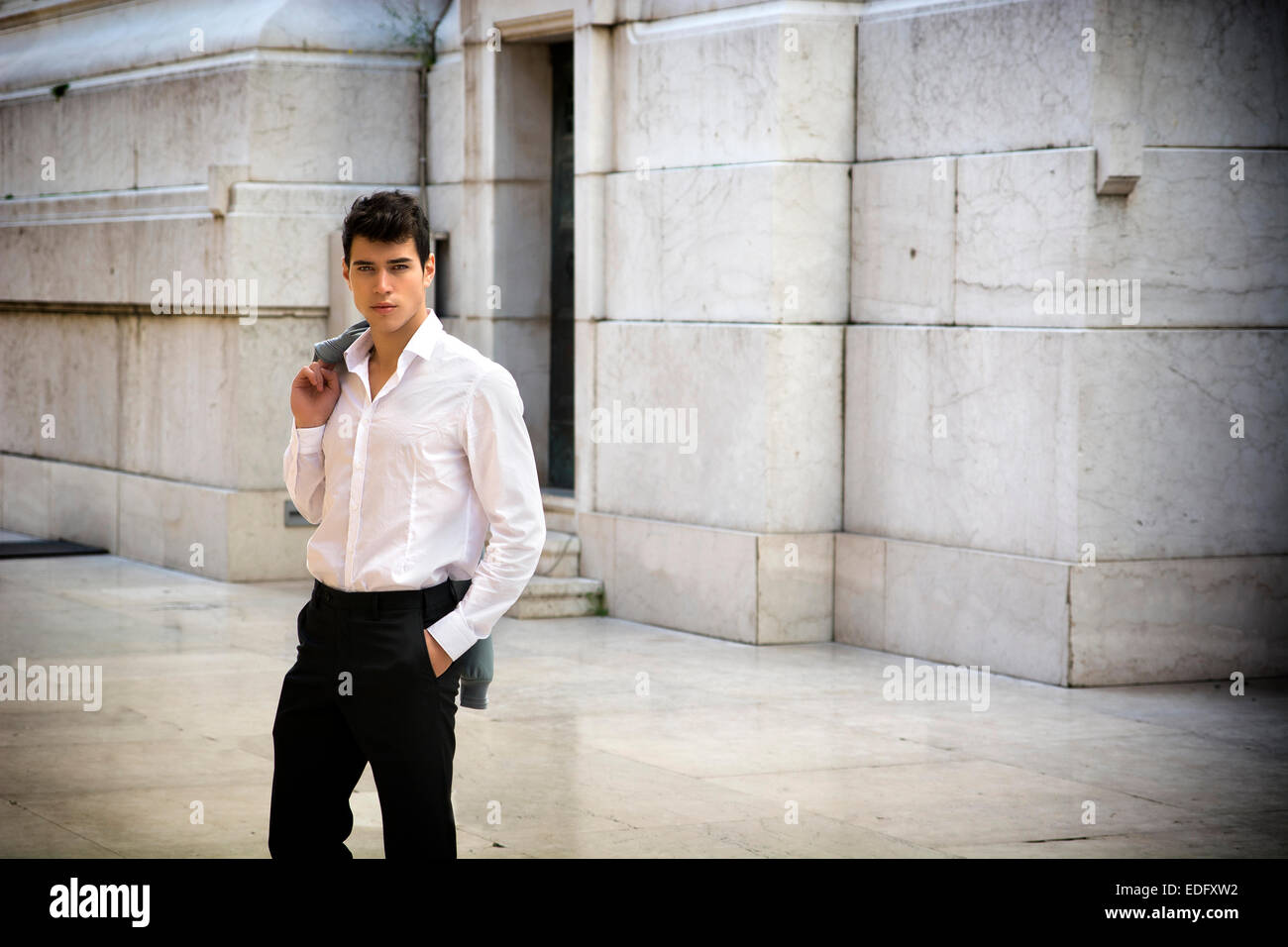 Elegante junge Geschäftsmann im Freien, Marmor Wand und Boden Stockfoto