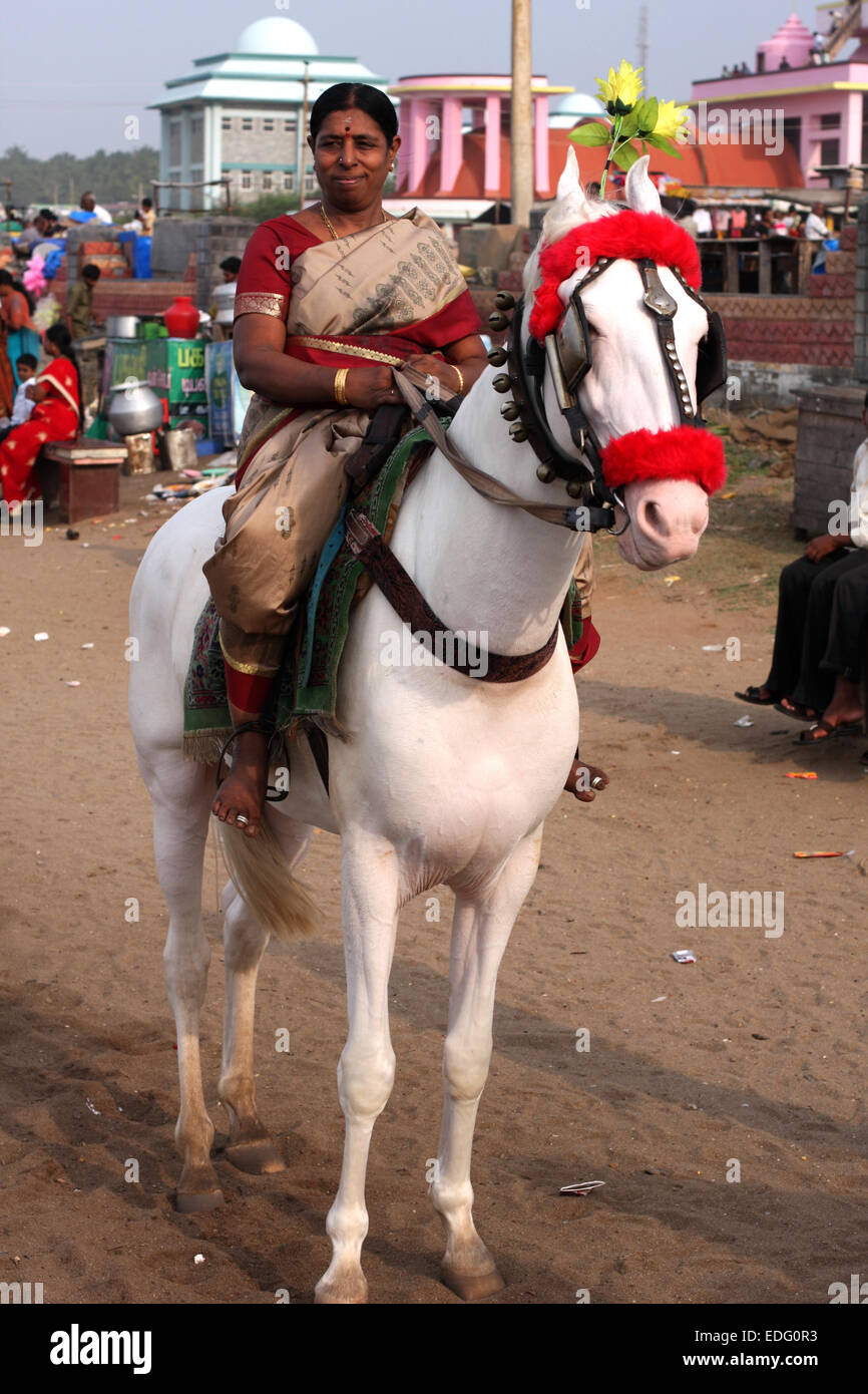 Hinduistische Dame gehen für ein Pony reiten am Strand von Kanyakumari, Tamil Nadu, Indien Stockfoto