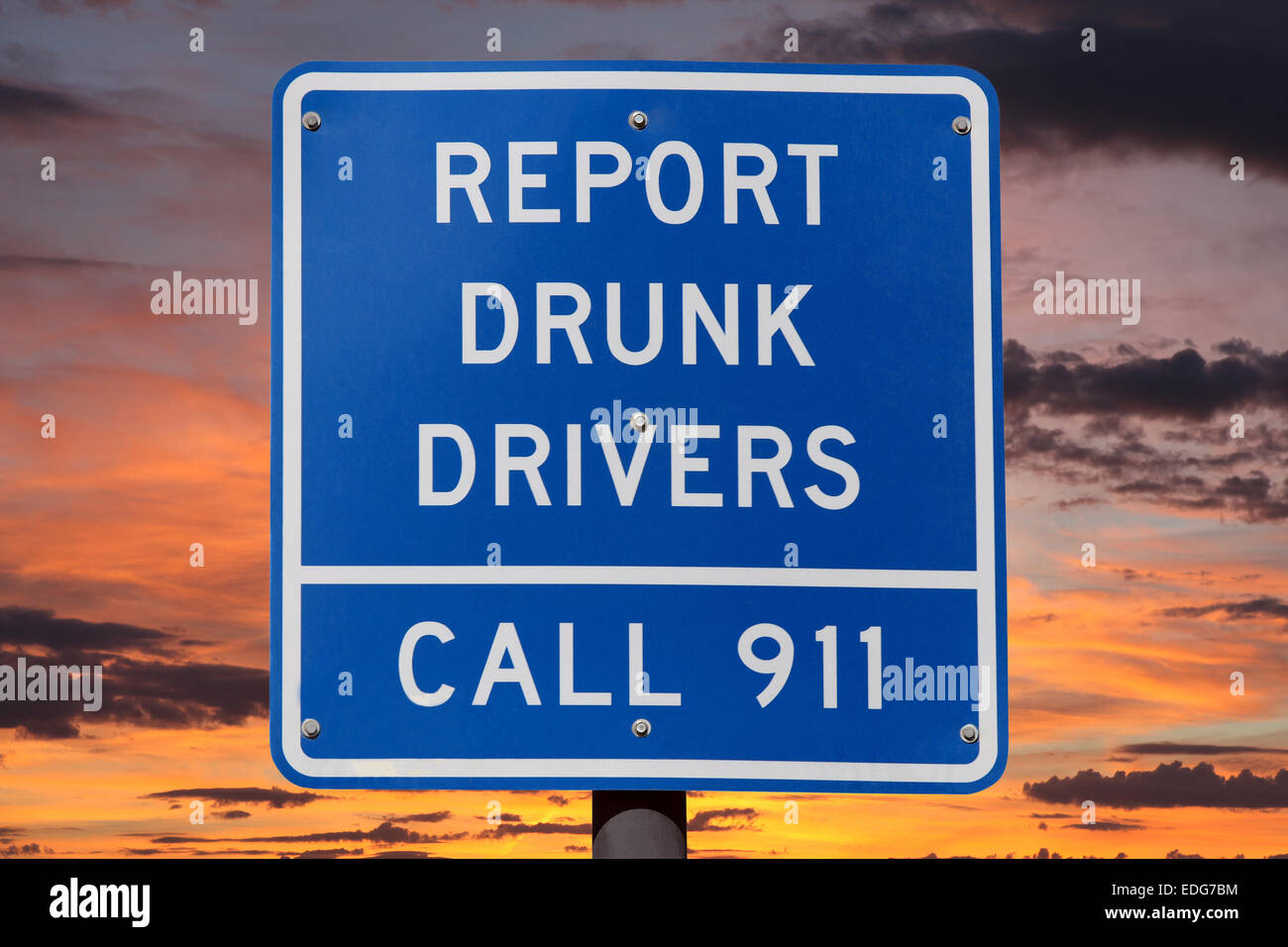 Berichten Sie betrunkene Autofahrer Autobahn Schild mit Sonnenuntergang Himmel. Stockfoto