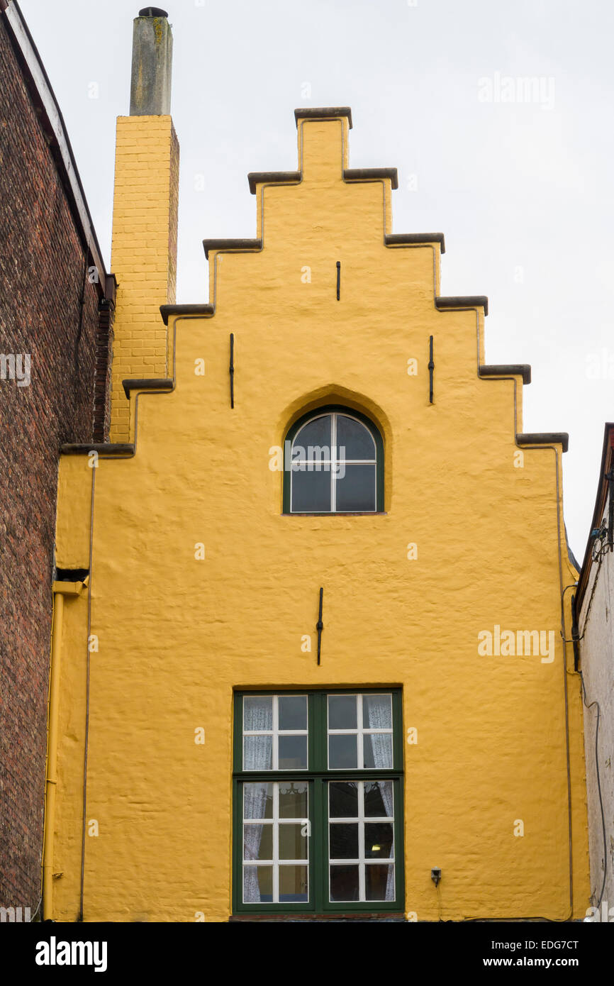 Charmantes Altstadthaus, gelbe Giebelseite blickte. Brügge, West-Flandern, Belgien, Europa Stockfoto