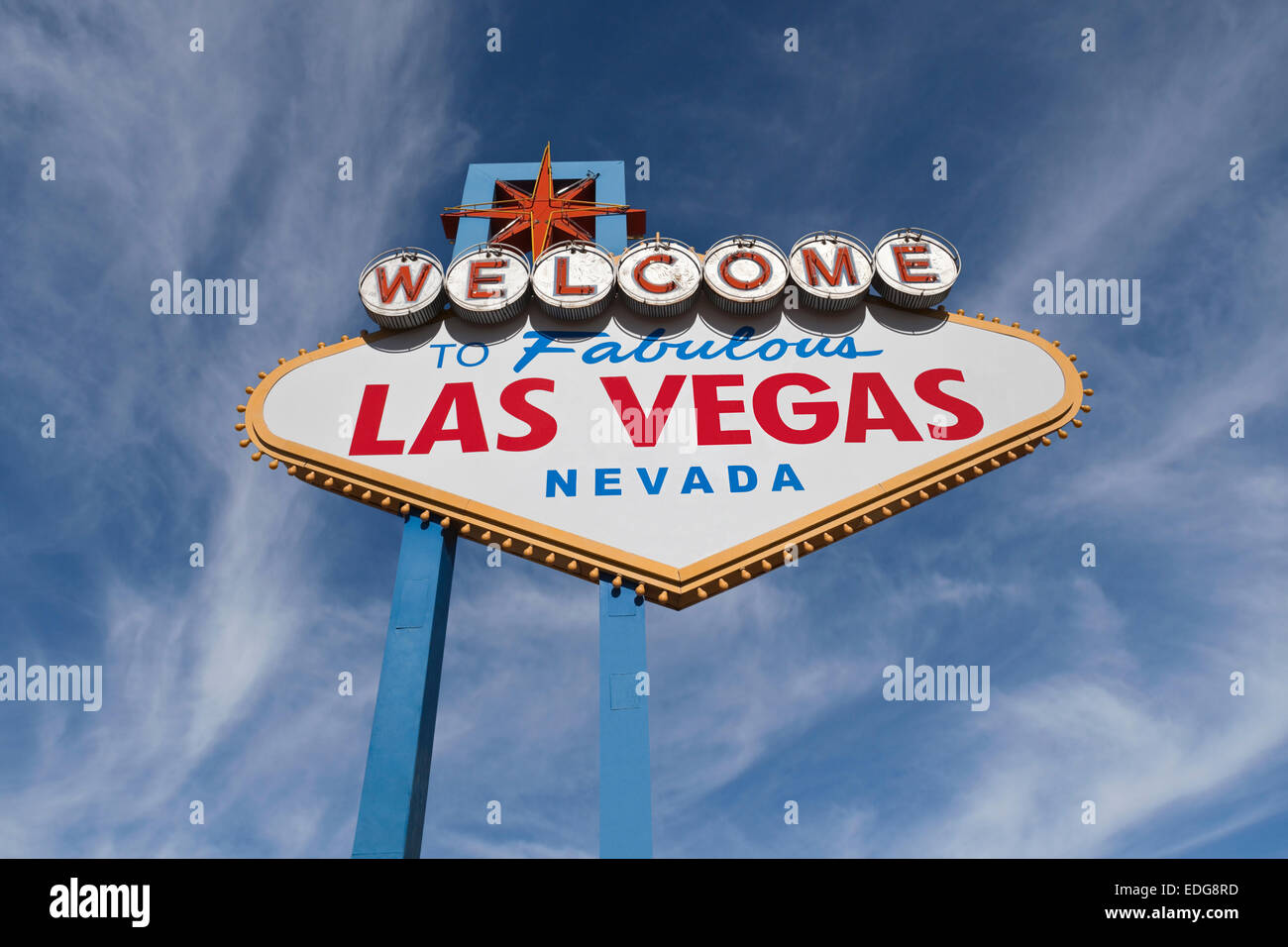 Las Vegas Willkommen Schild mit Cirruswolken. Stockfoto