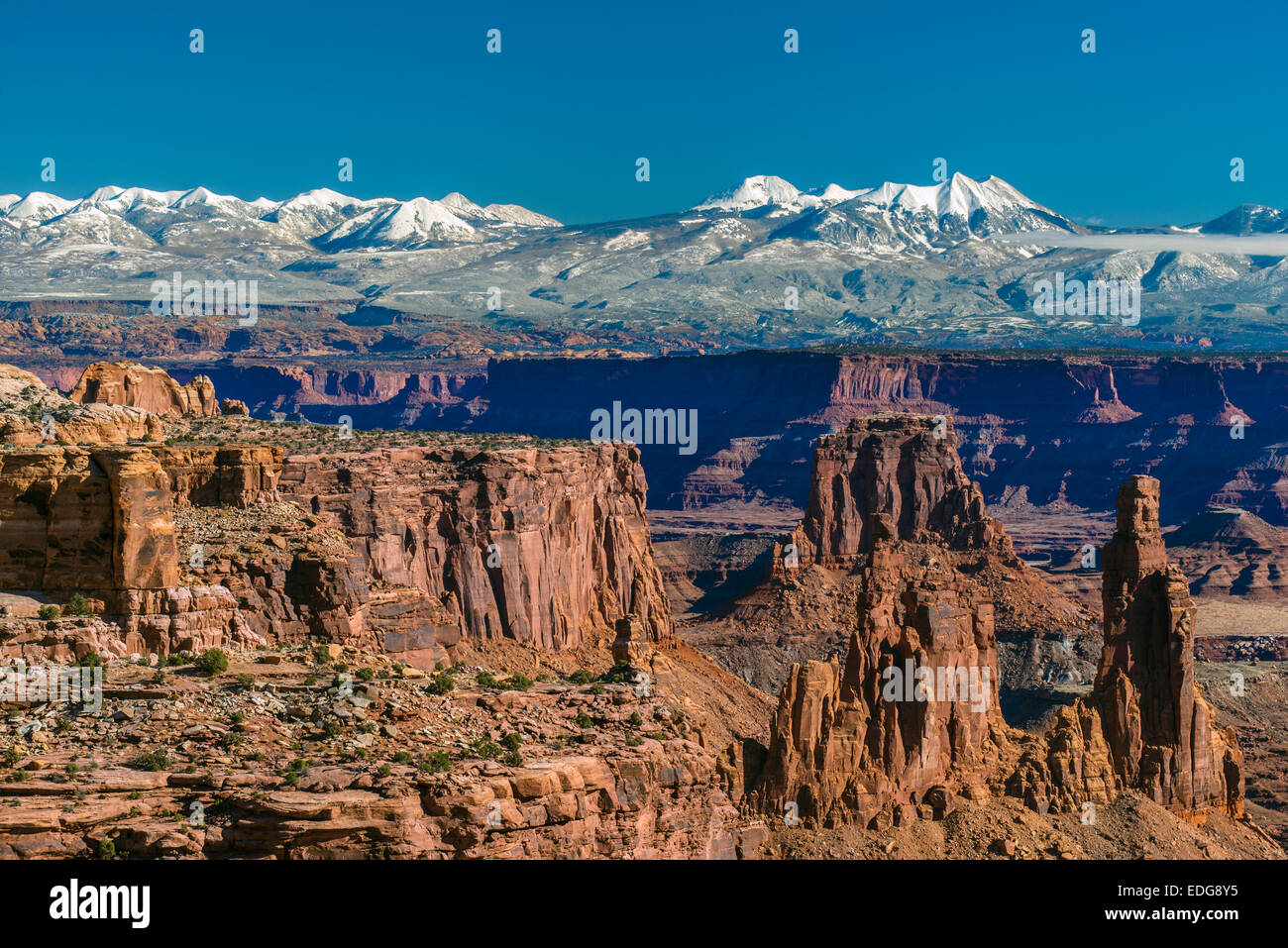 Winter-Draufsicht aus Insel im Himmel mit schneebedeckten La Sal Mountains im Hintergrund, Canyonlands National Park, Utah, USA Stockfoto