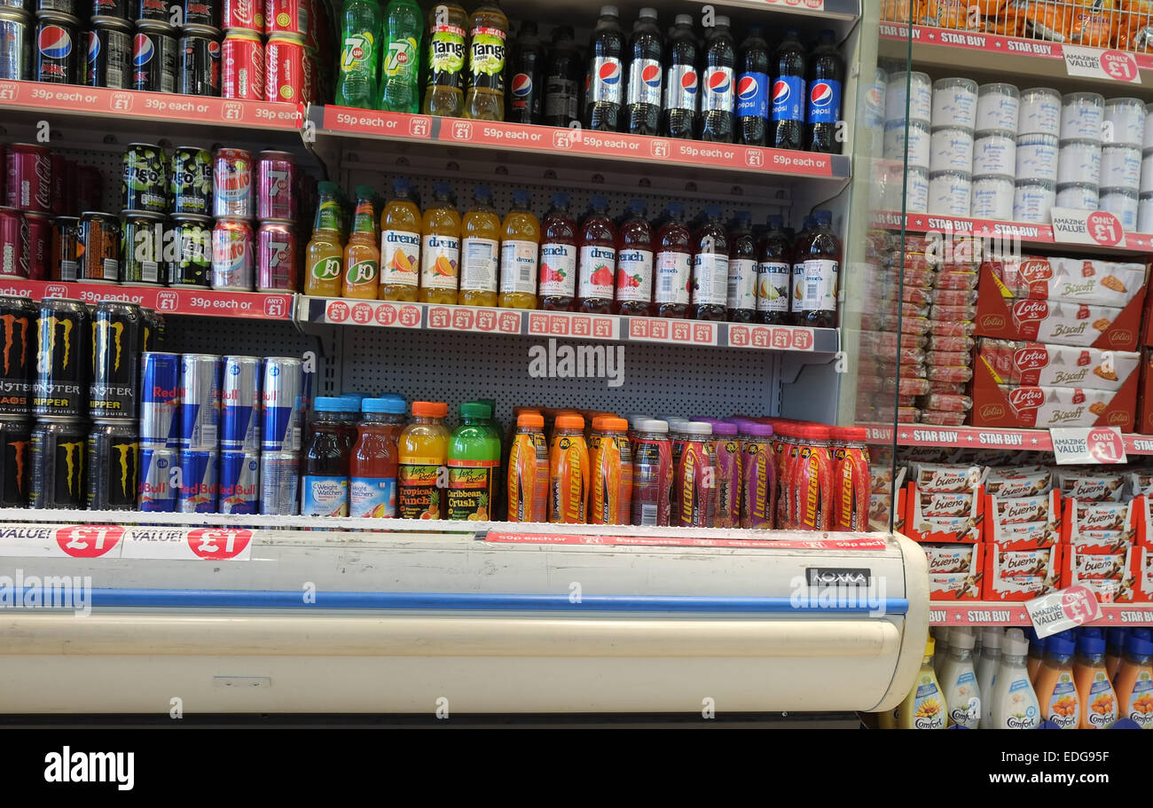 Anzeige der gekühlte Getränke im Shop gekühlt Kabinett.  6. Januar 2015 Stockfoto