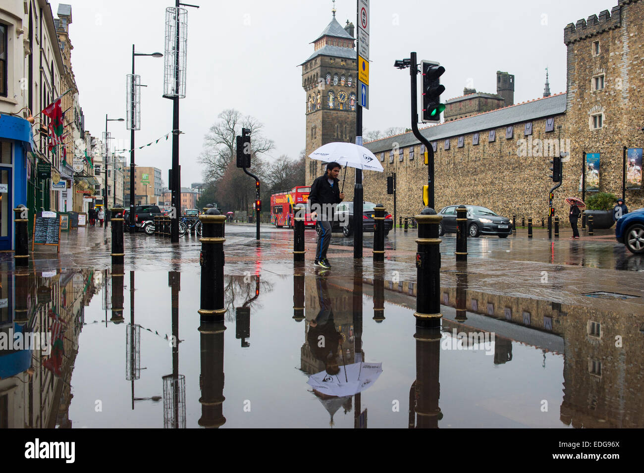 Nasses Wetter: Eine Pfütze von Regenwasser auf der Straße gegenüber der Burg in Cardiff City, der Hauptstadt von Wales, und angeblich die nasseste Stadt in Großbritannien Stockfoto