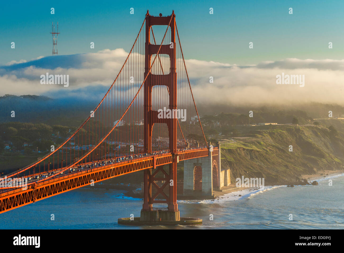 Blick auf den Sonnenuntergang über der Golden Gate mit Nebel im Hintergrund, San Francisco, Kalifornien, USA Stockfoto
