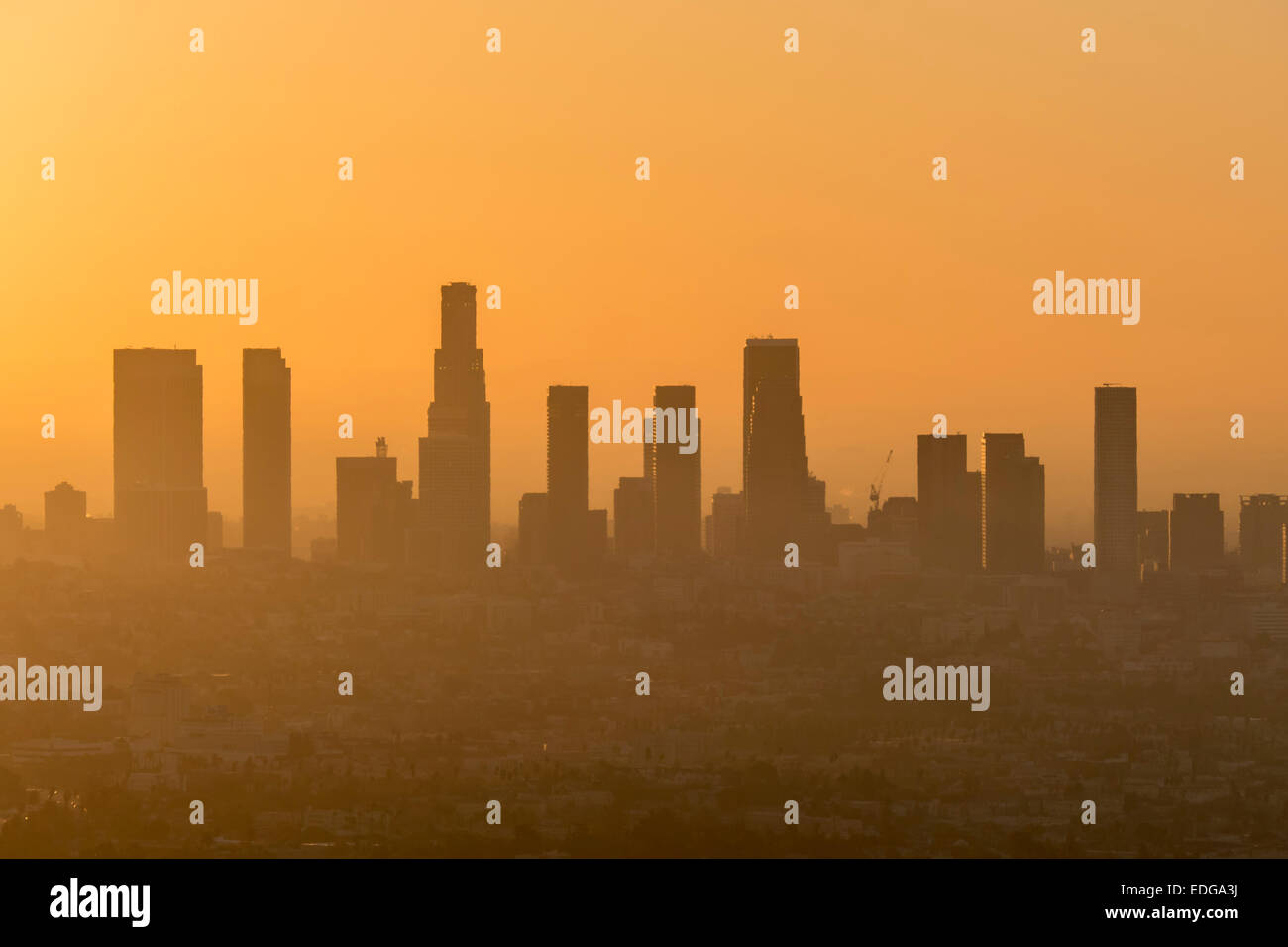 Die Innenstadt von Los Angeles am frühen Morgen orange Smog Himmel. Stockfoto