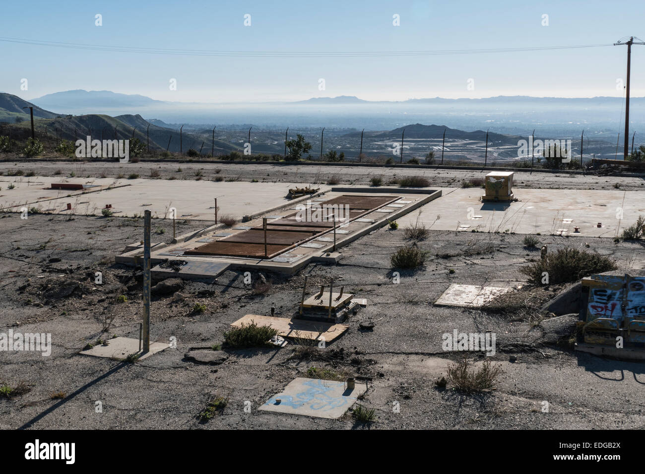 Los Angeles, Kalifornien, USA - 2. Januar 2014: Aufgegeben Nike Raketensilo über das San Fernando Valley Gegend von Los Angeles. Stockfoto