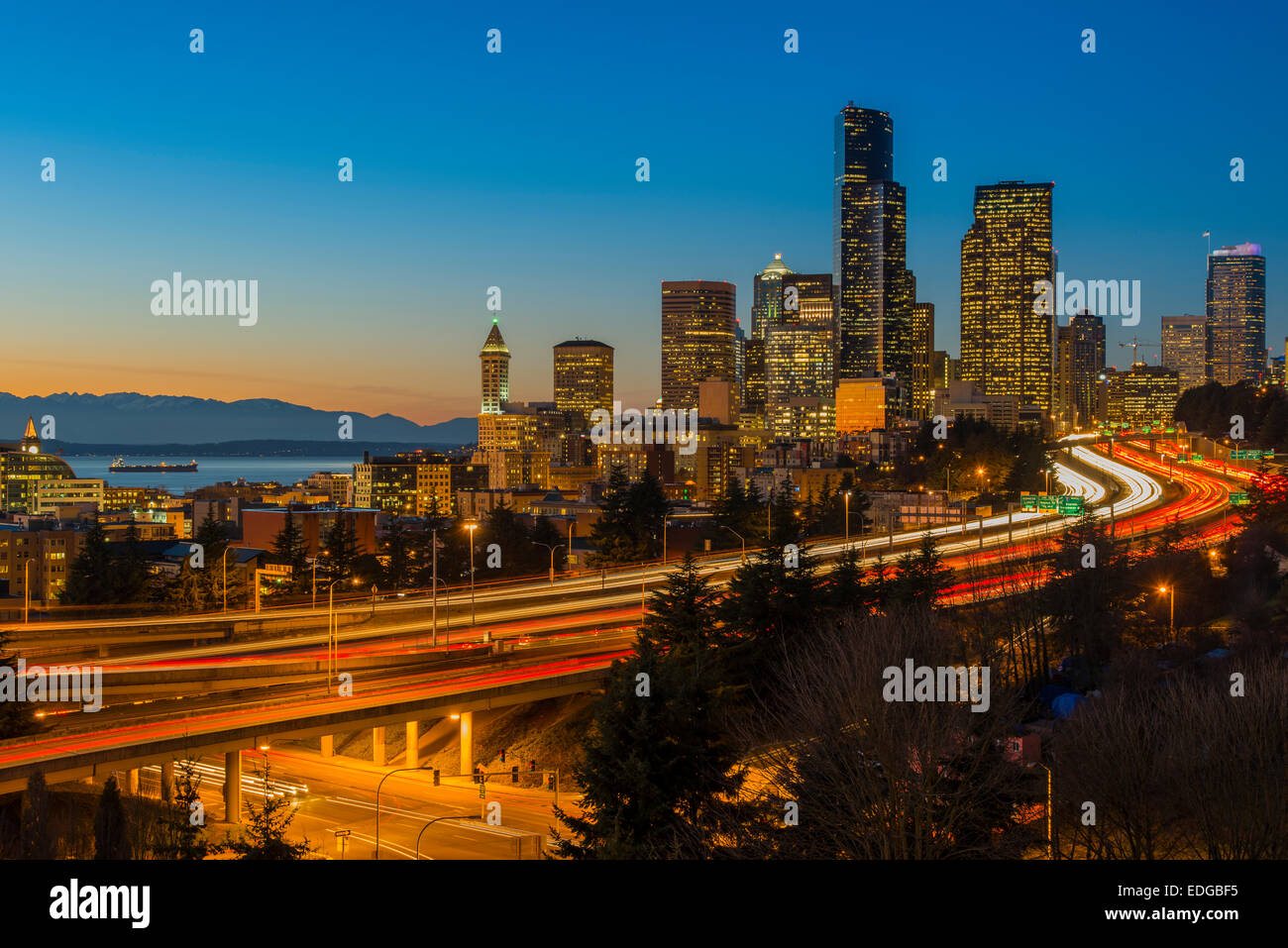 Autobahn-Verkehr und die Innenstadt von Skyline in der Abenddämmerung, Seattle, Washington, USA Stockfoto