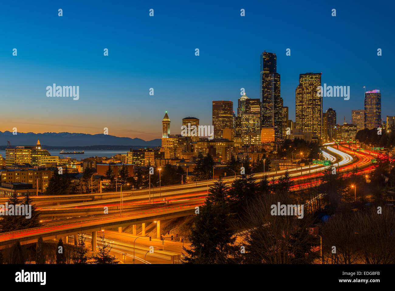 Autobahn-Verkehr und die Innenstadt von Skyline in der Abenddämmerung, Seattle, Washington, USA Stockfoto