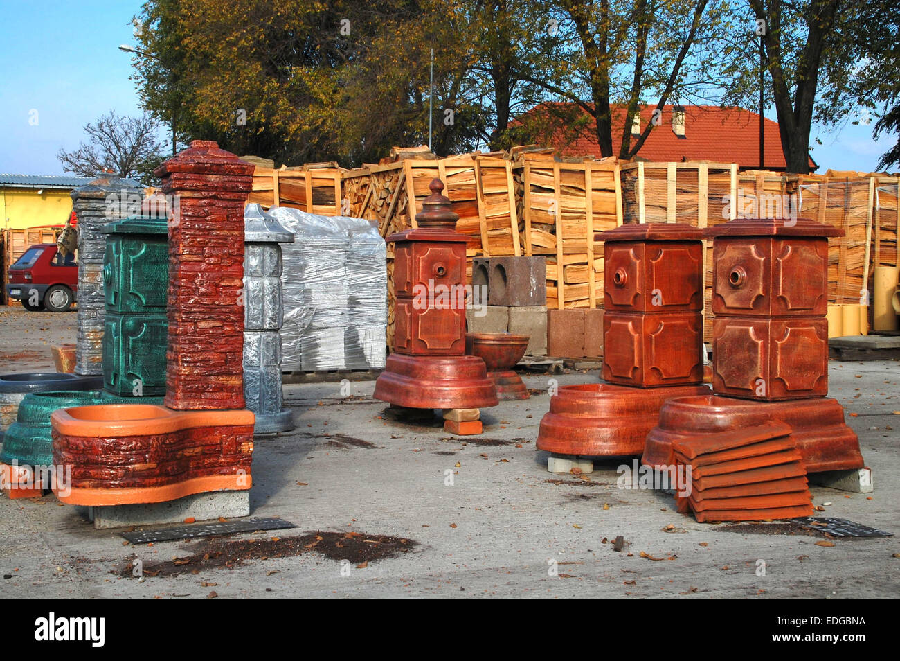 Lagerung von Treibstoff, Bau- und anderen Werkstoffen unter freiem Himmel. Stockfoto