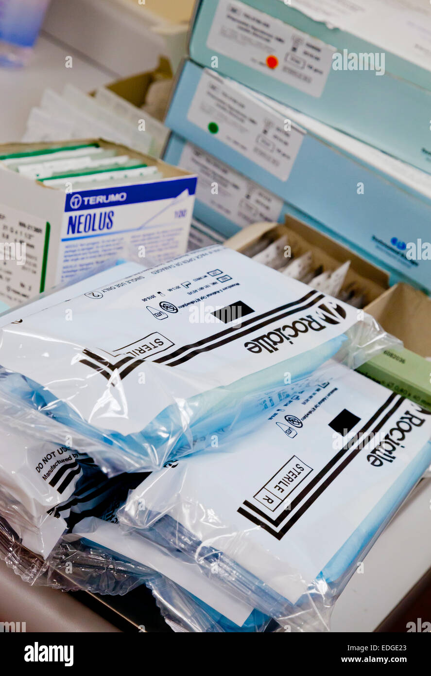 Medizinische Versorgung warten darauf, in einem britischen National Health Service NHS Krankenhaus verwendet werden Stockfoto